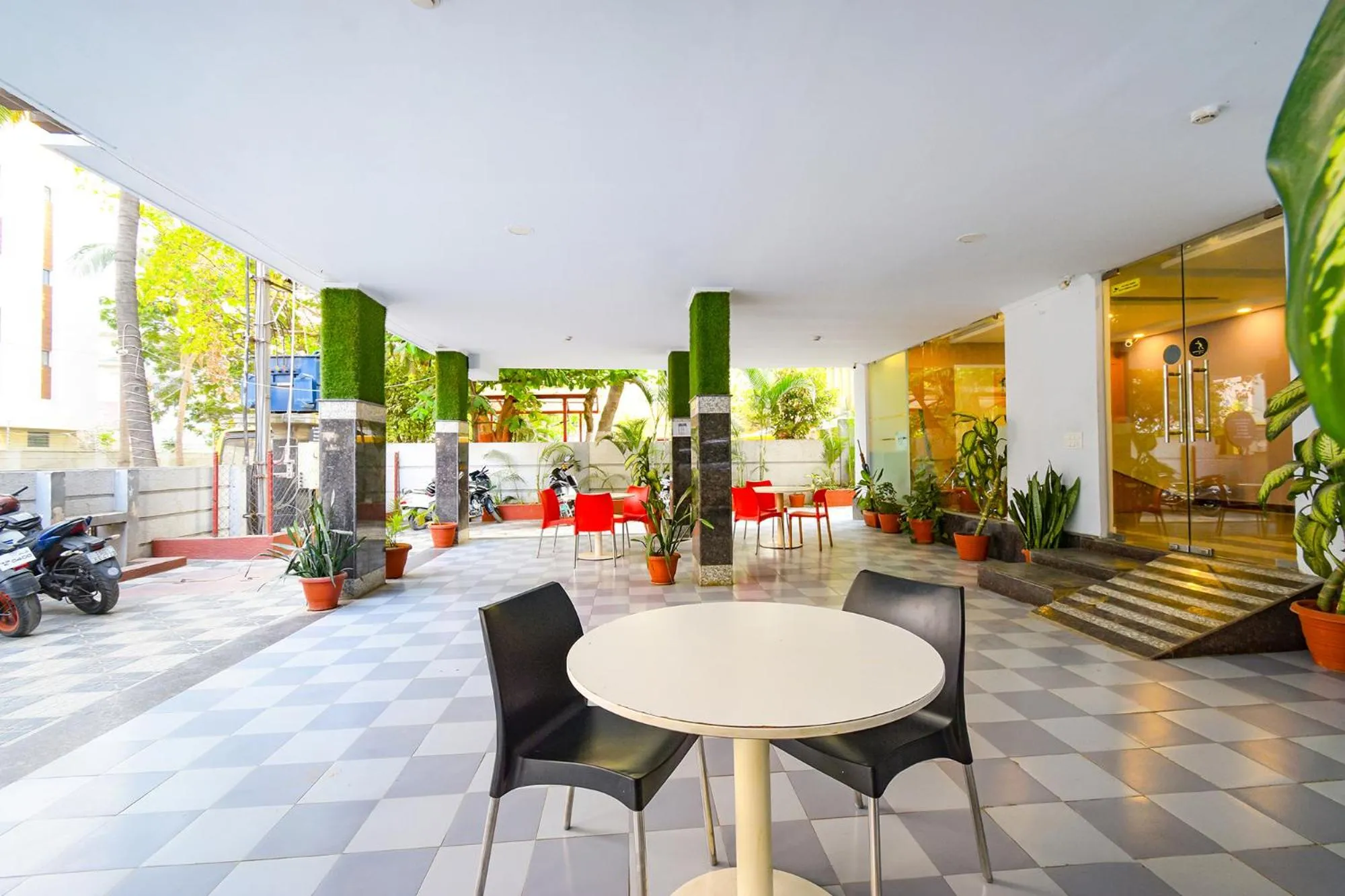 Seating area in Fabhotel Cinco Primera Nr LV Prasad, Banjara Hills