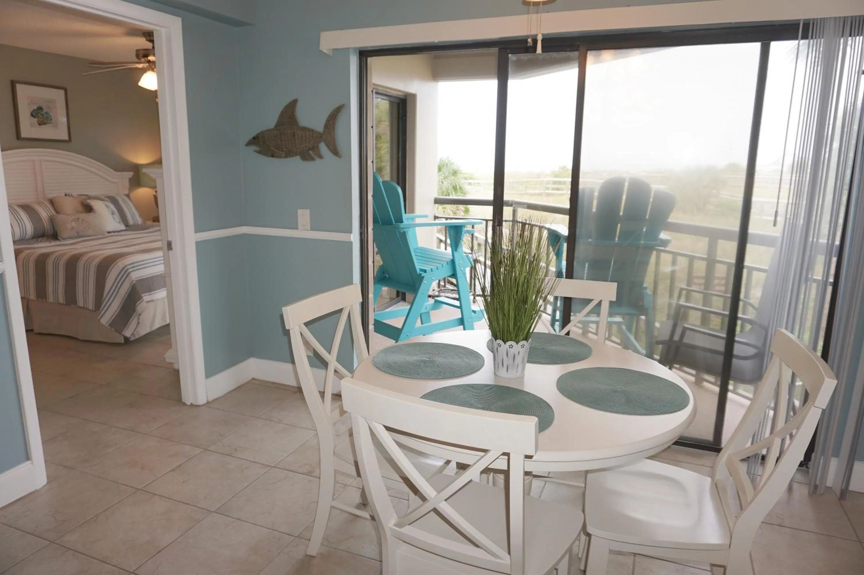 Dining area, Bed in Gulf Strand Resort by Travel Resort Services