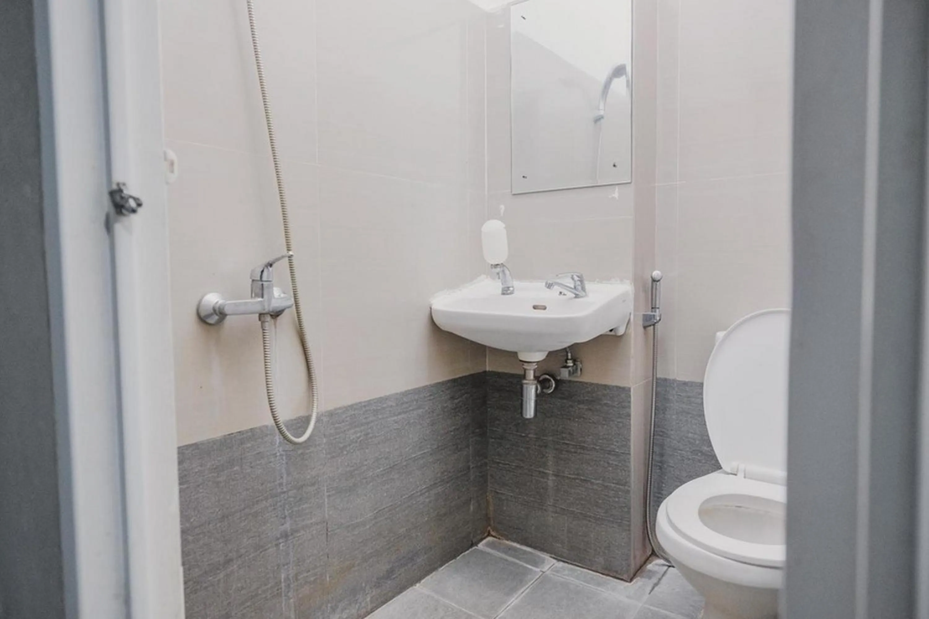 Bathroom in RedDoorz @ Jalan Hayam Wuruk Lampung 2