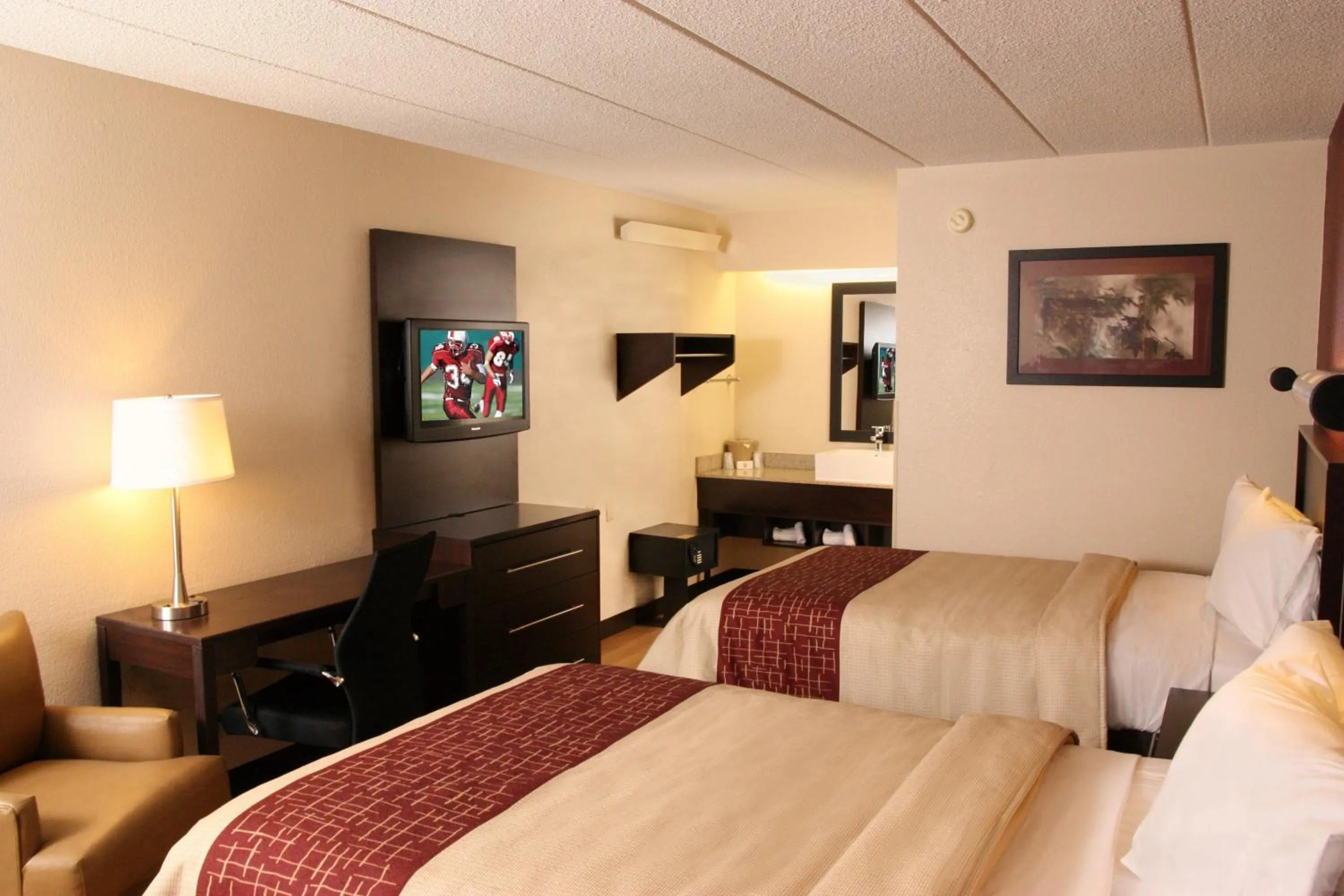 Photo of the whole room, Bed in Red Roof Inn PLUS+ Philadelphia Airport