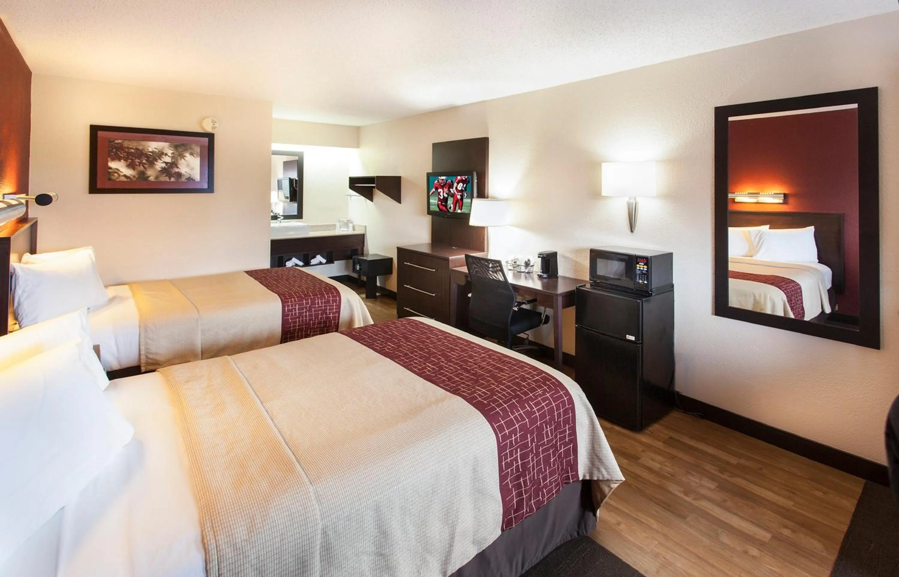 Photo of the whole room, Bed in Red Roof Inn PLUS+ Philadelphia Airport