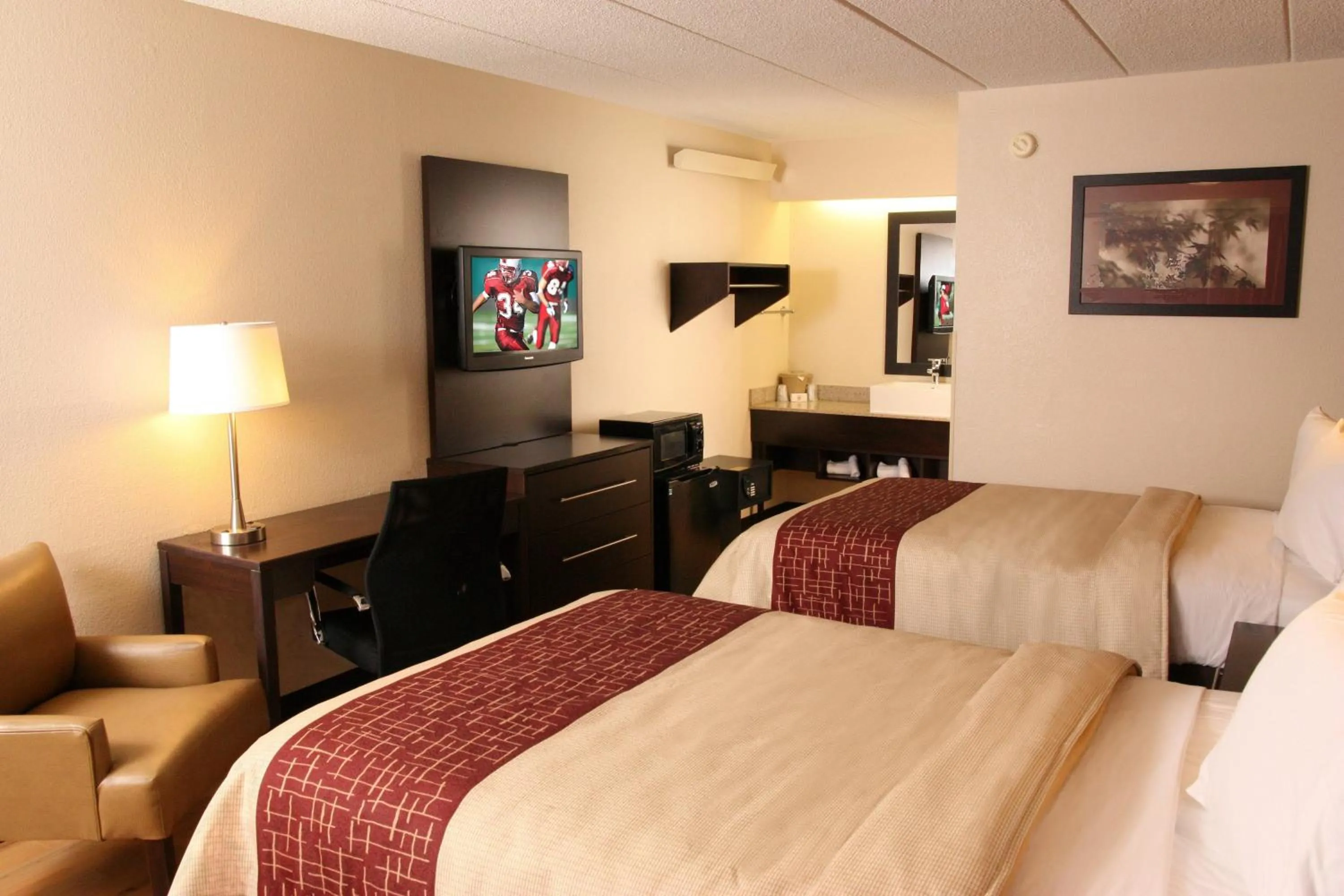 Photo of the whole room, Bed in Red Roof Inn PLUS+ Philadelphia Airport