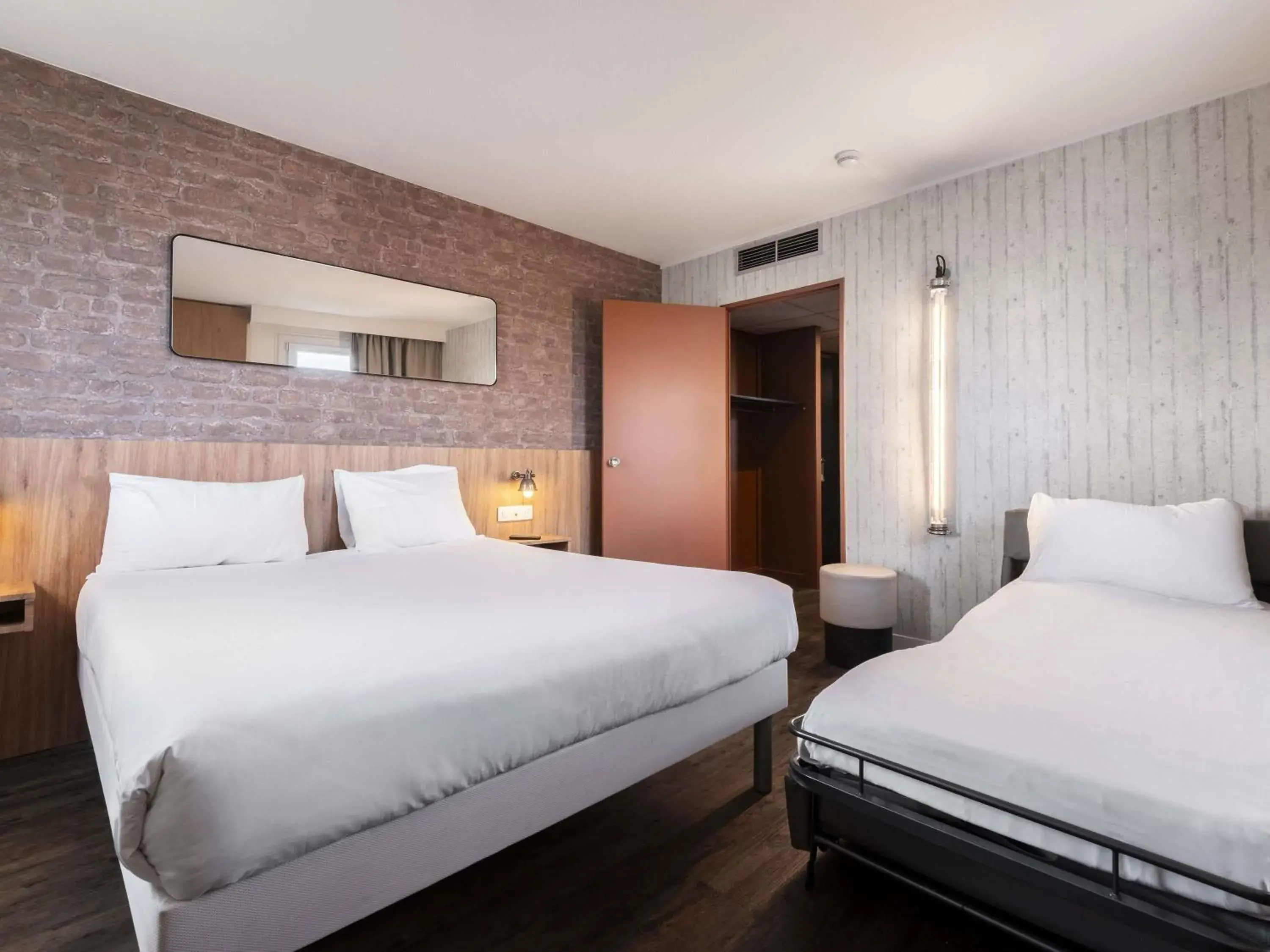 Superior Double Room with armchair in Ibis Styles Lyon Villeurbanne Parc de la Tête d'Or Superior Double Room with armchair in Ibis Styles Lyon Villeurbanne Parc de la Tête d'Or