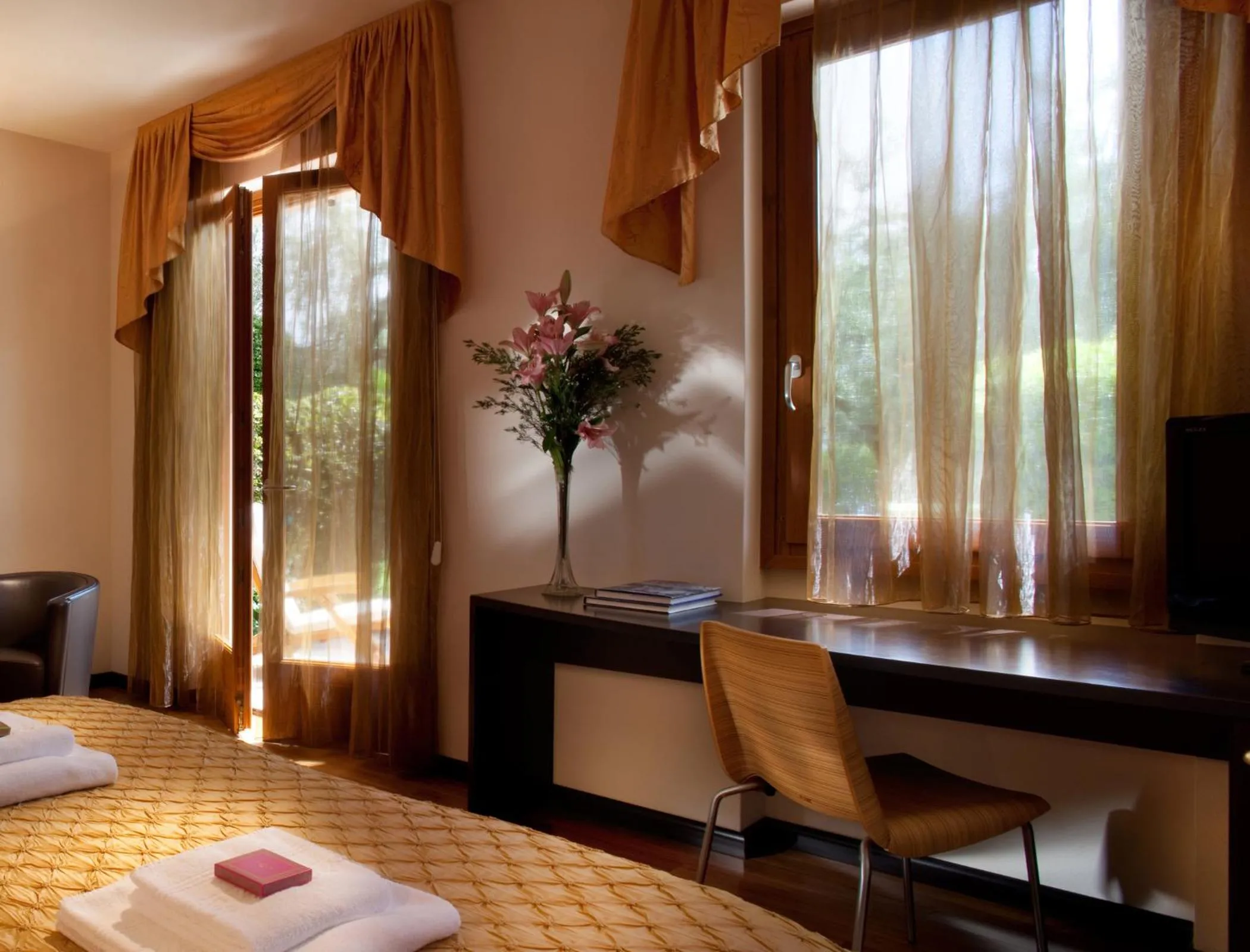Photo of the whole room, Bed in Hotel Villa Giulia