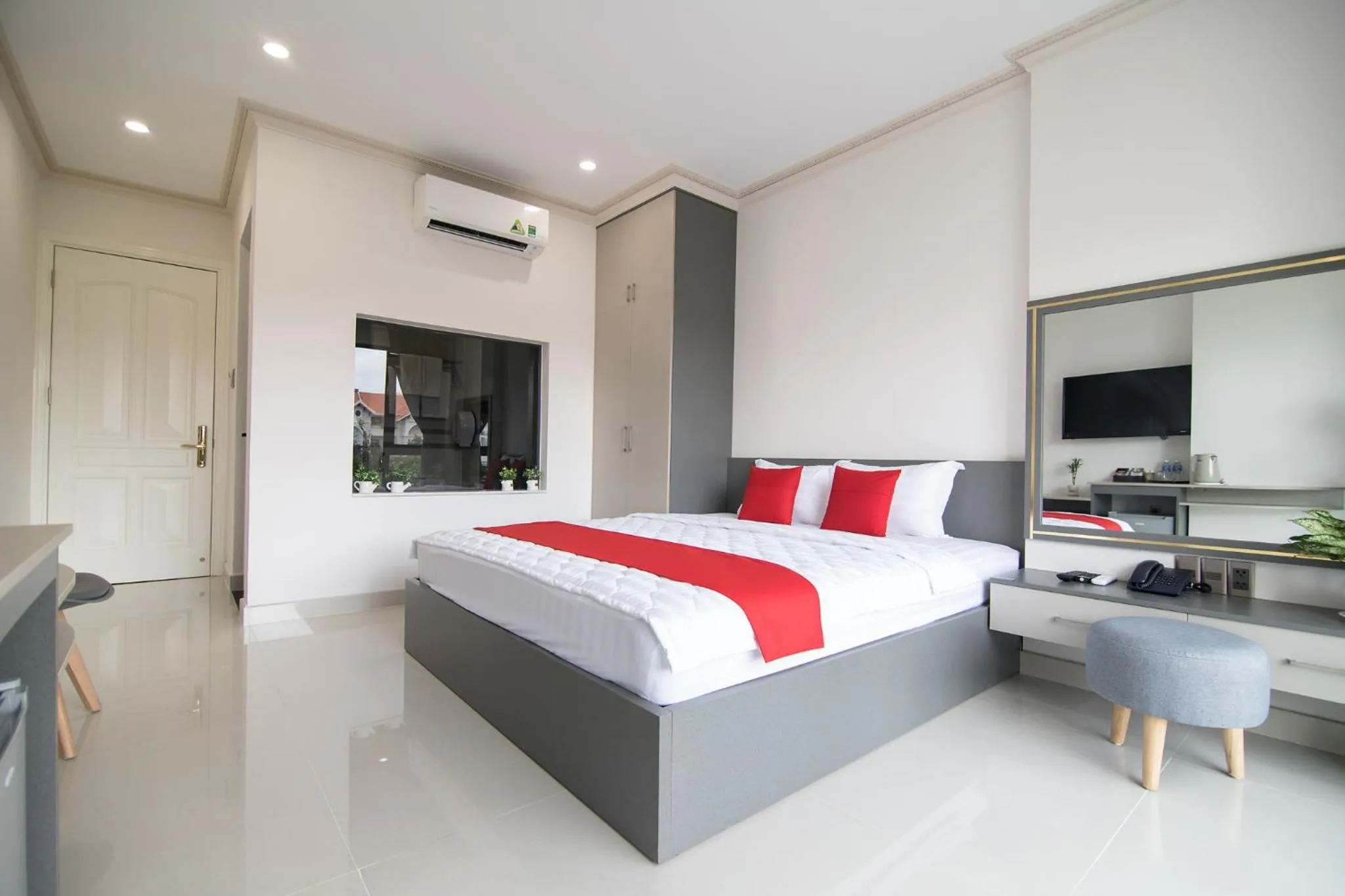 Photo of the whole room, Bed in Bin Bin Hotel 7 - Near TON DUC THANG University