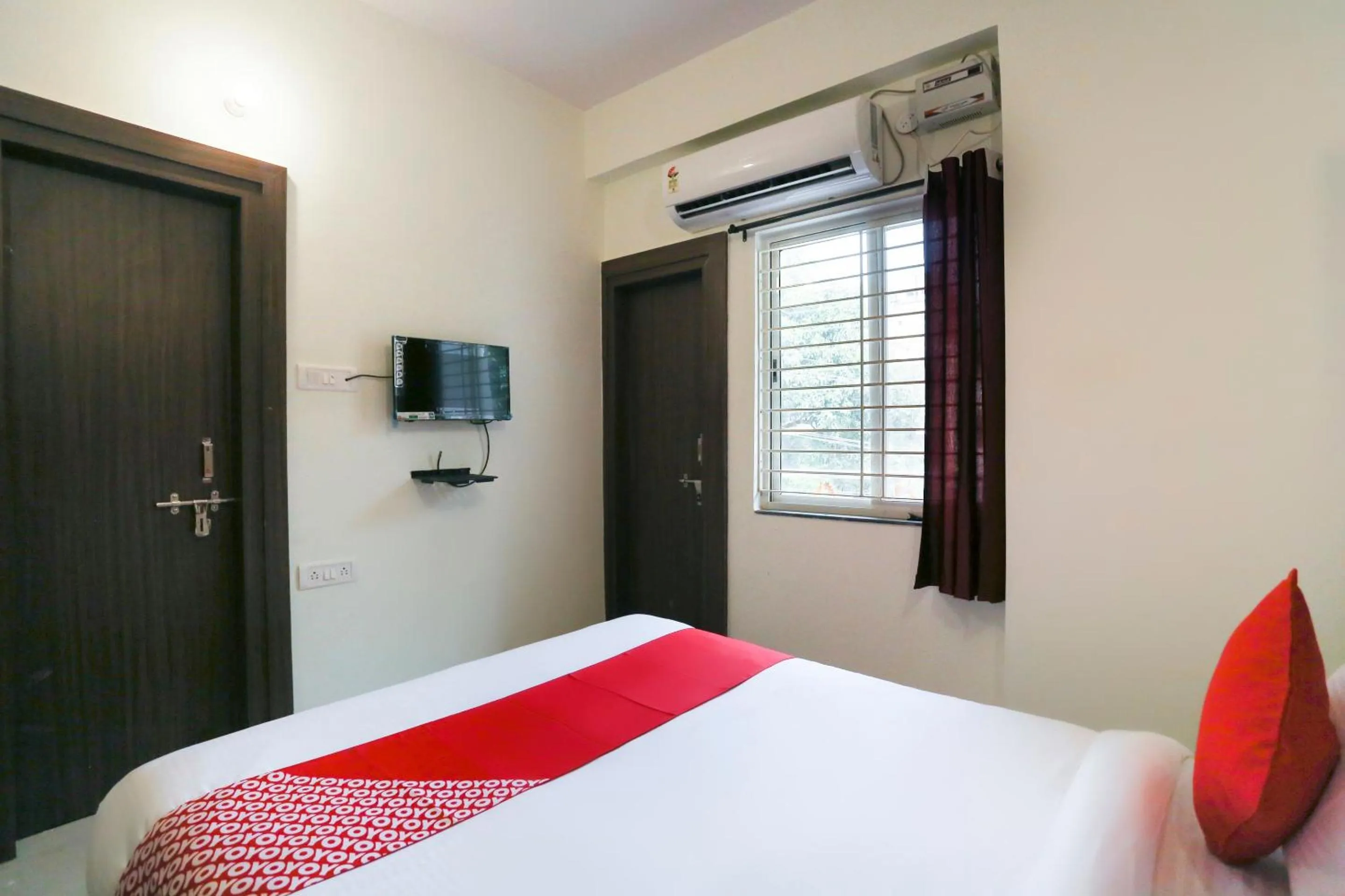 Lobby or reception, Bed in Super Hotel O Prashant Villa