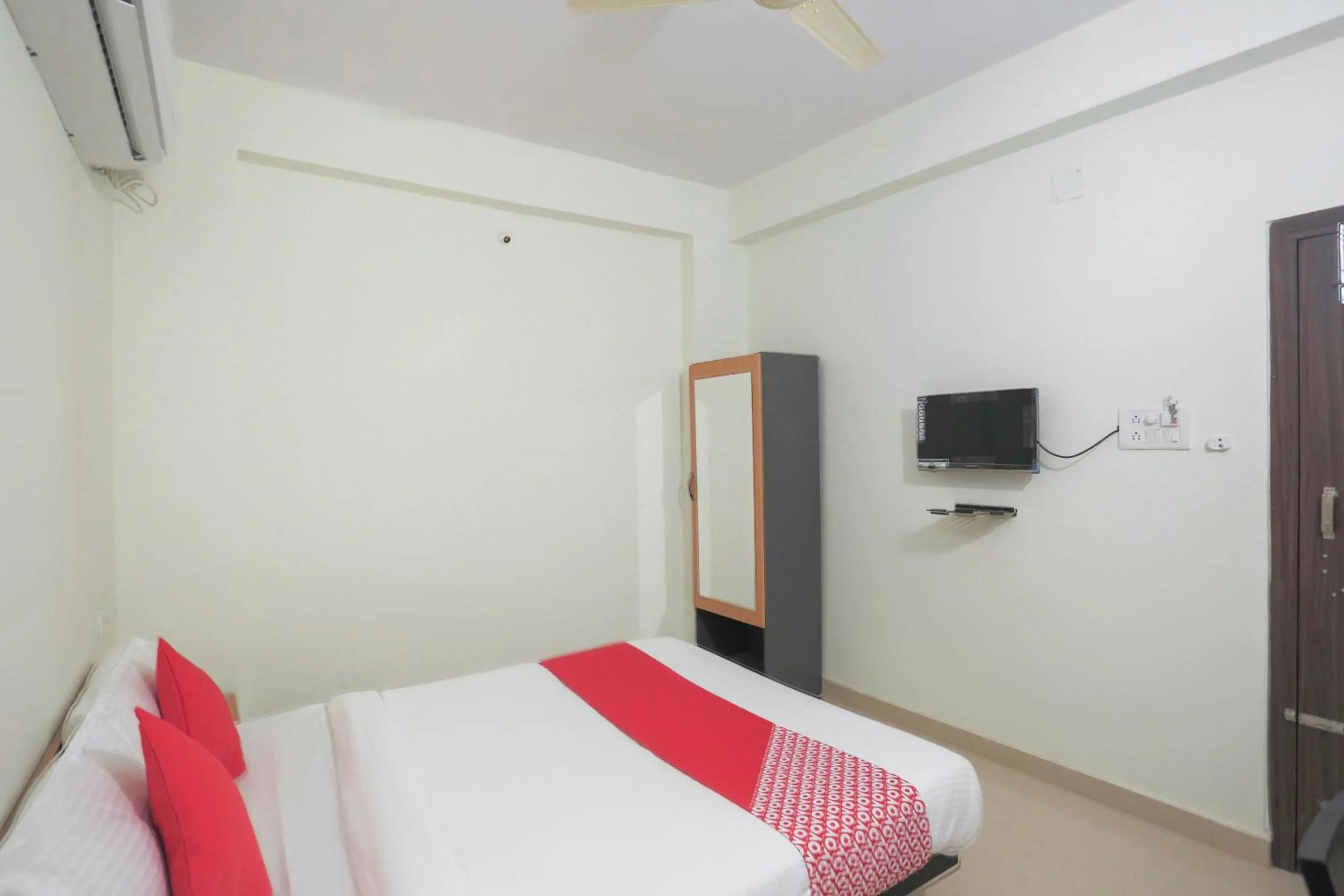 Facade/entrance, Bed in Super Hotel O Prashant Villa