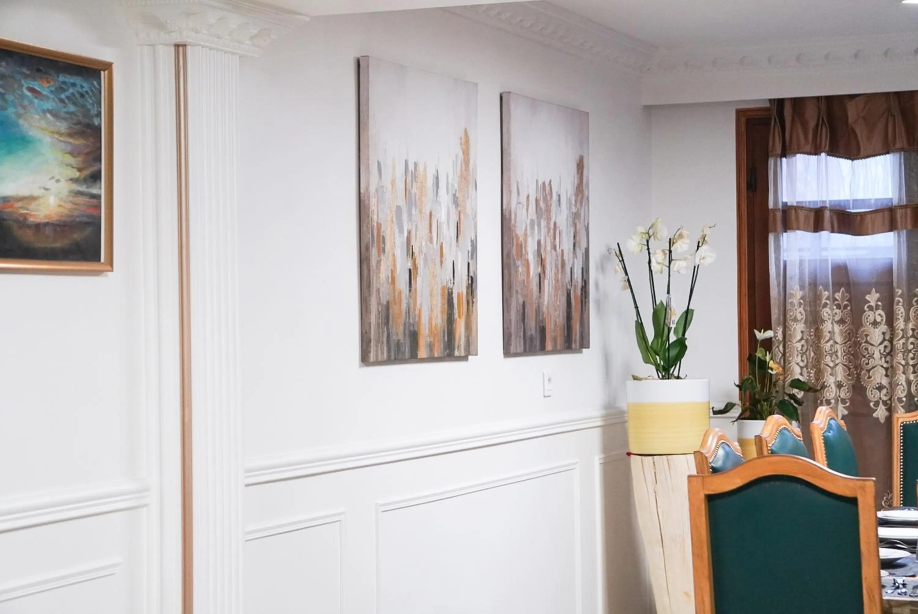 Dining area in La Maison Charentonneau