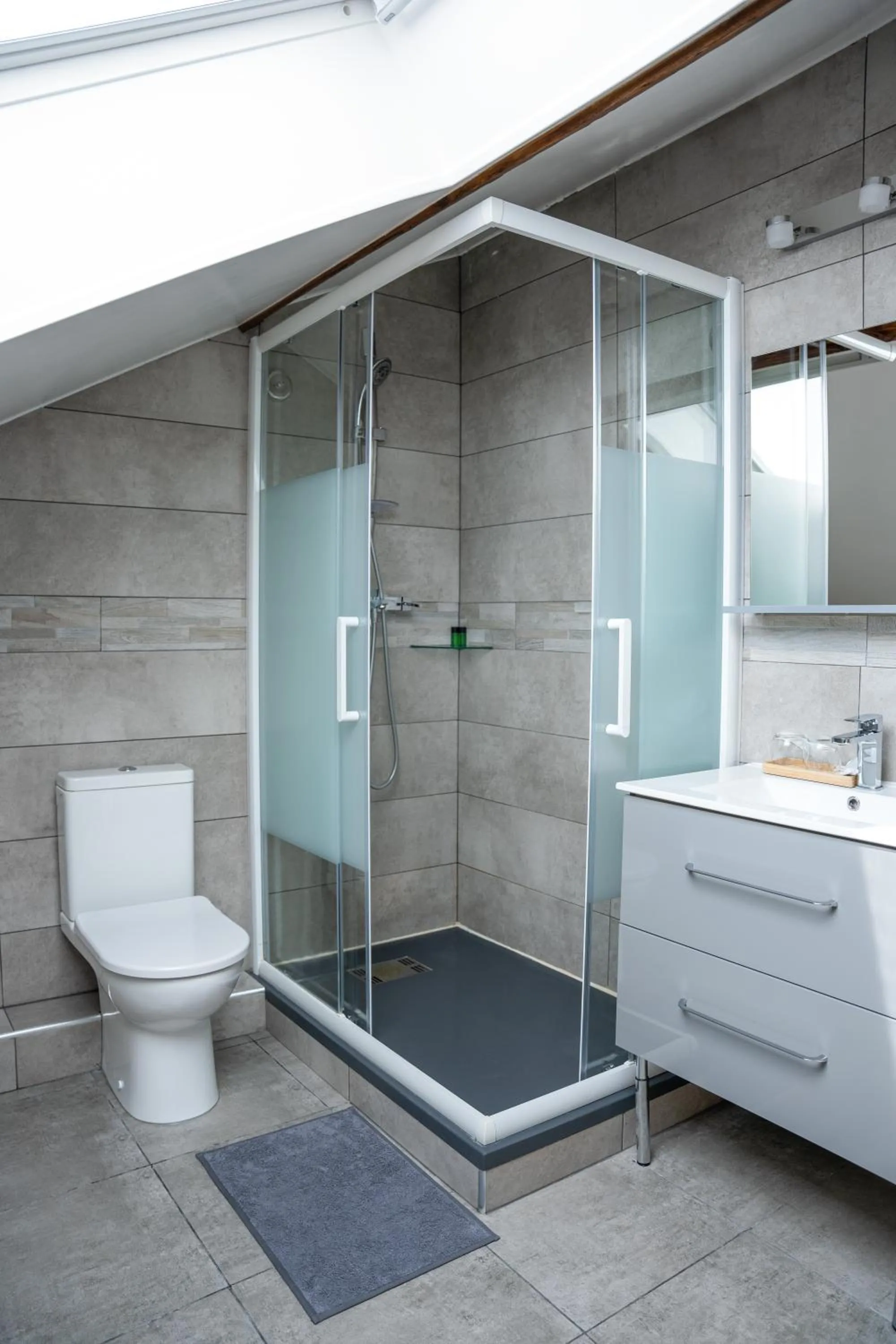 Toilet in La Maison Charentonneau