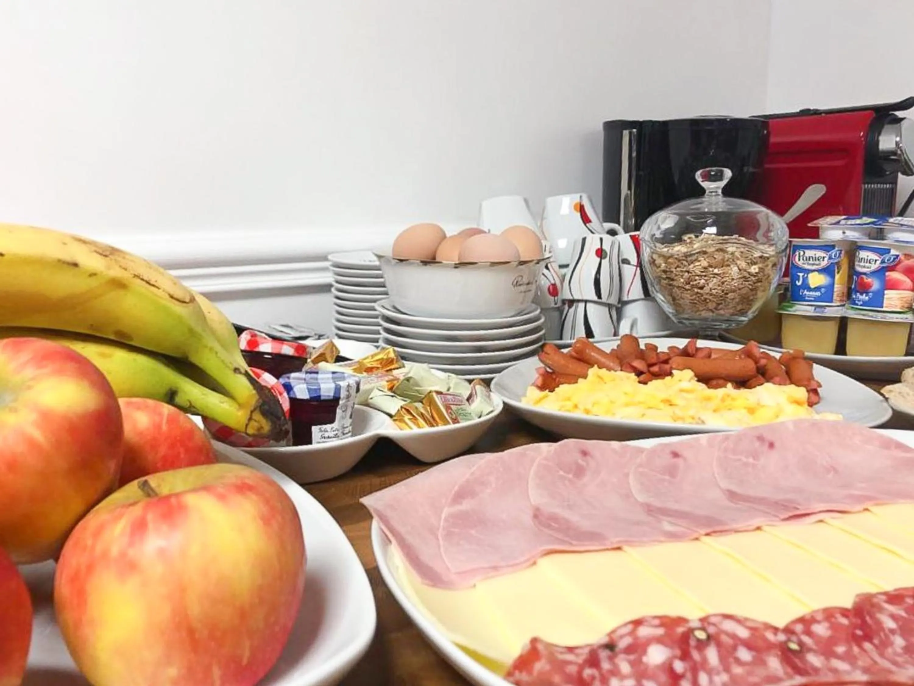 Food and drinks in La Maison Charentonneau