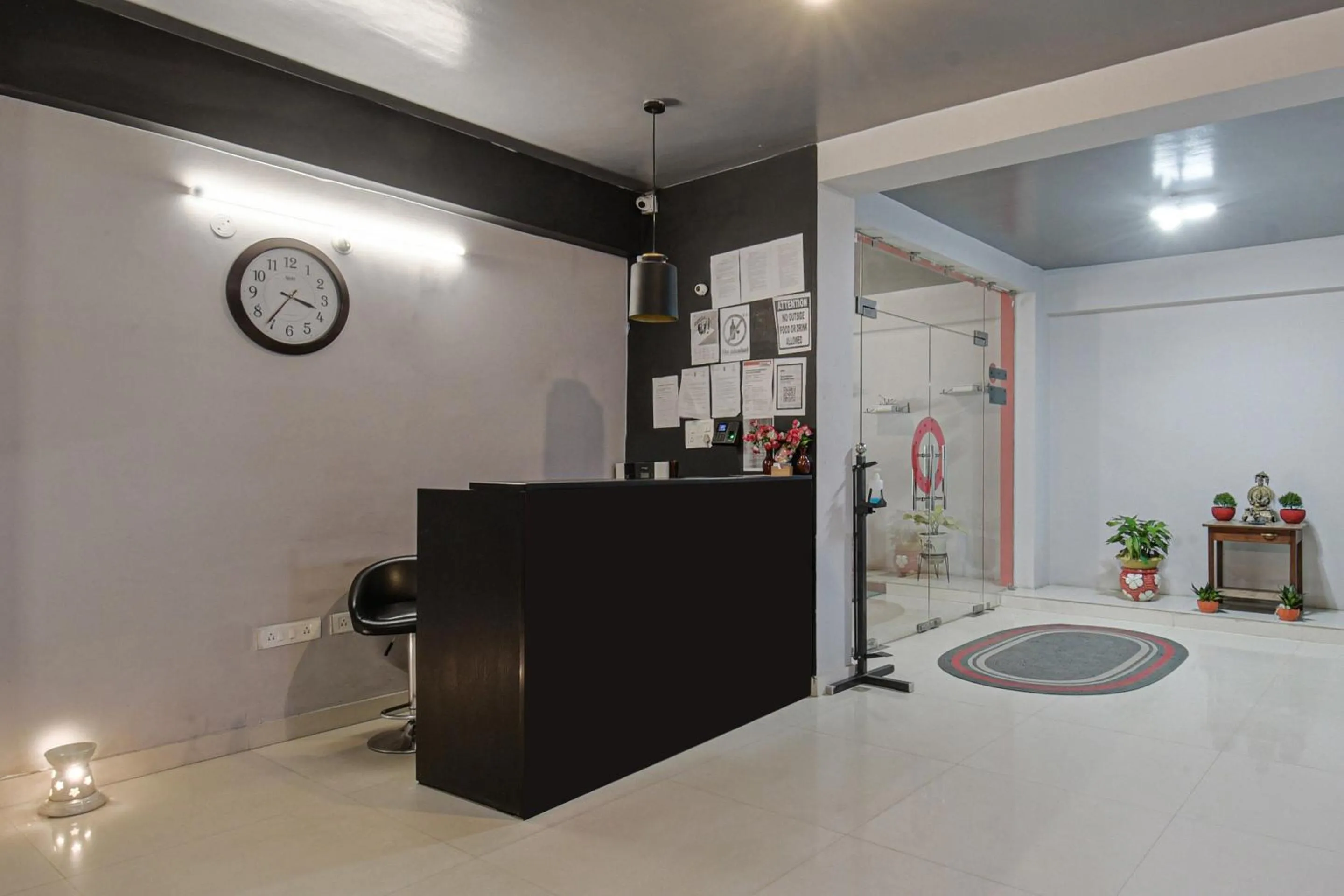 Lobby or reception in Super Townhouse Vidya Vihar
