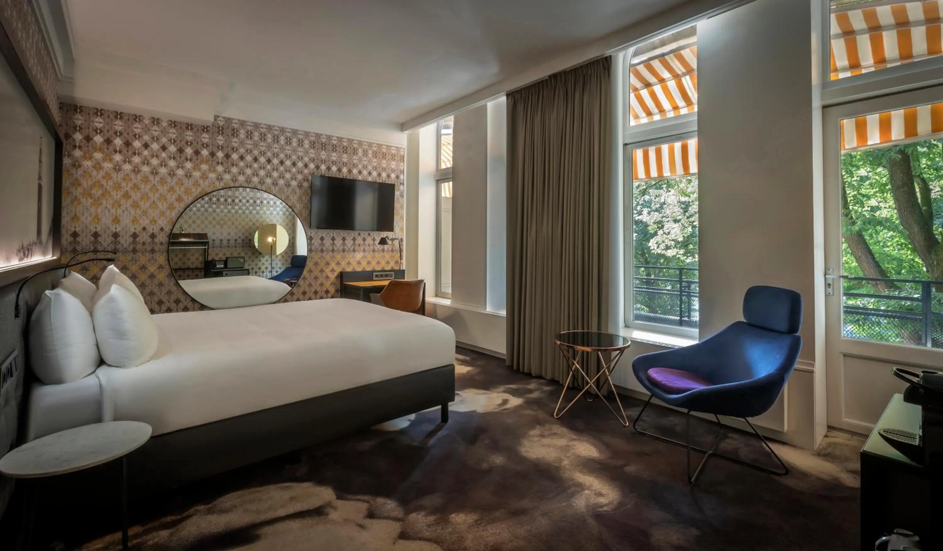 acessibility, Bed in Clayton Hotel Amsterdam American
