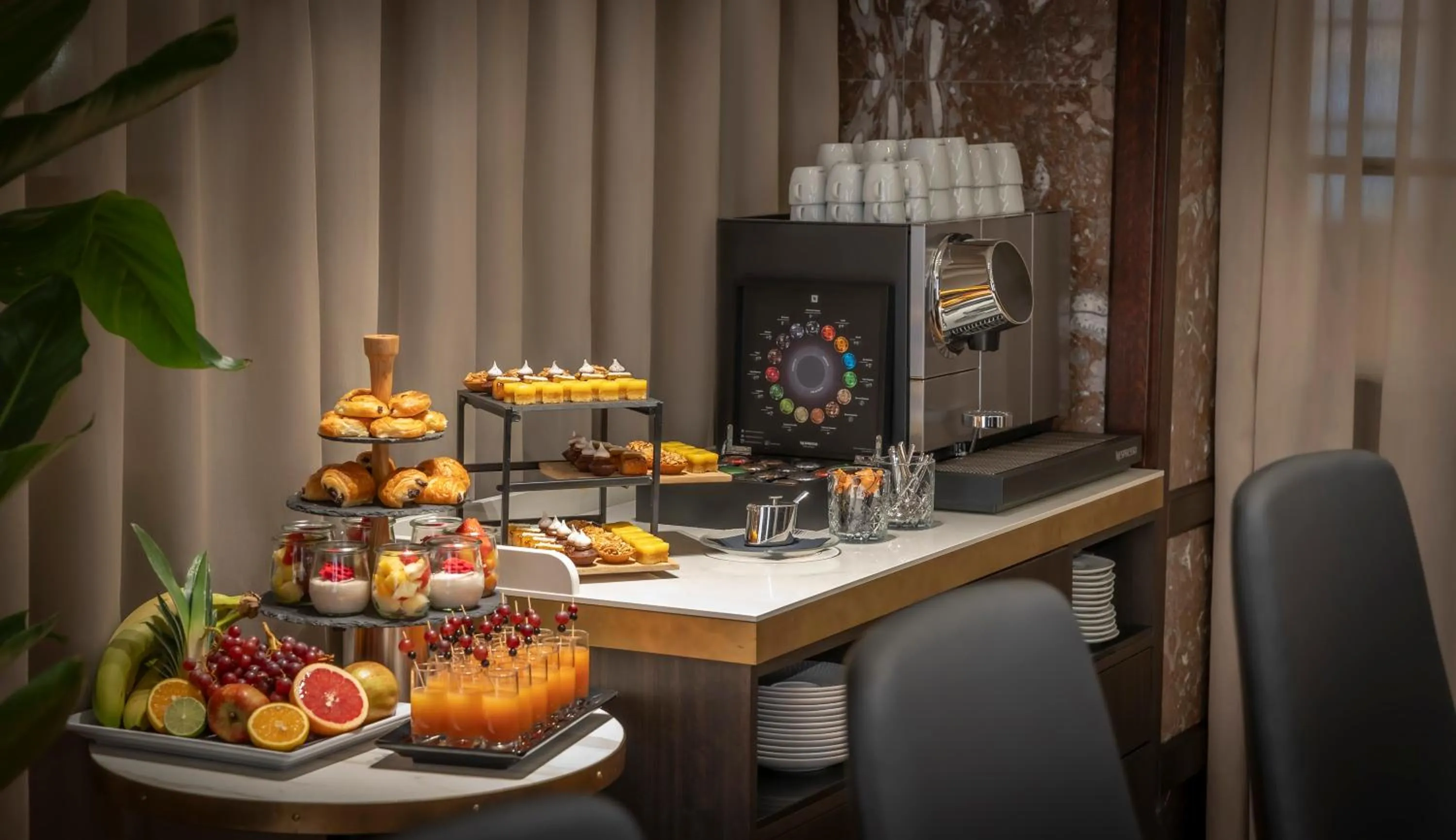 Food and drinks in Clayton Hotel Amsterdam American