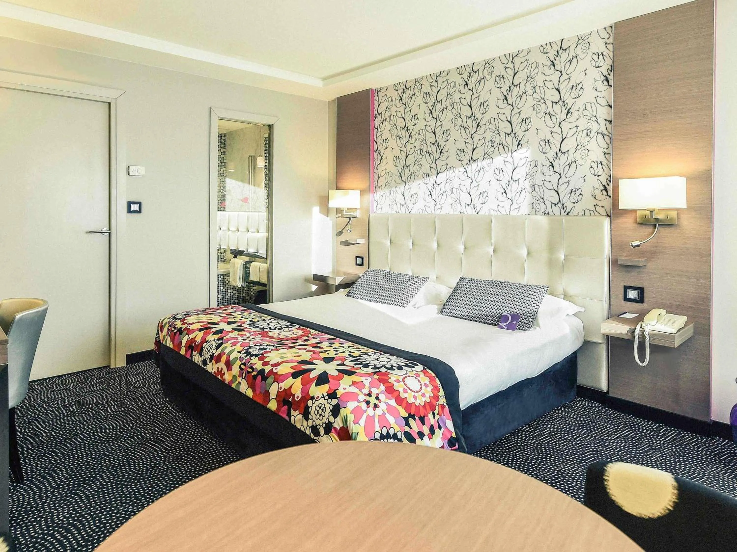 Bedroom, Bed in Mercure Dijon Centre Clemenceau