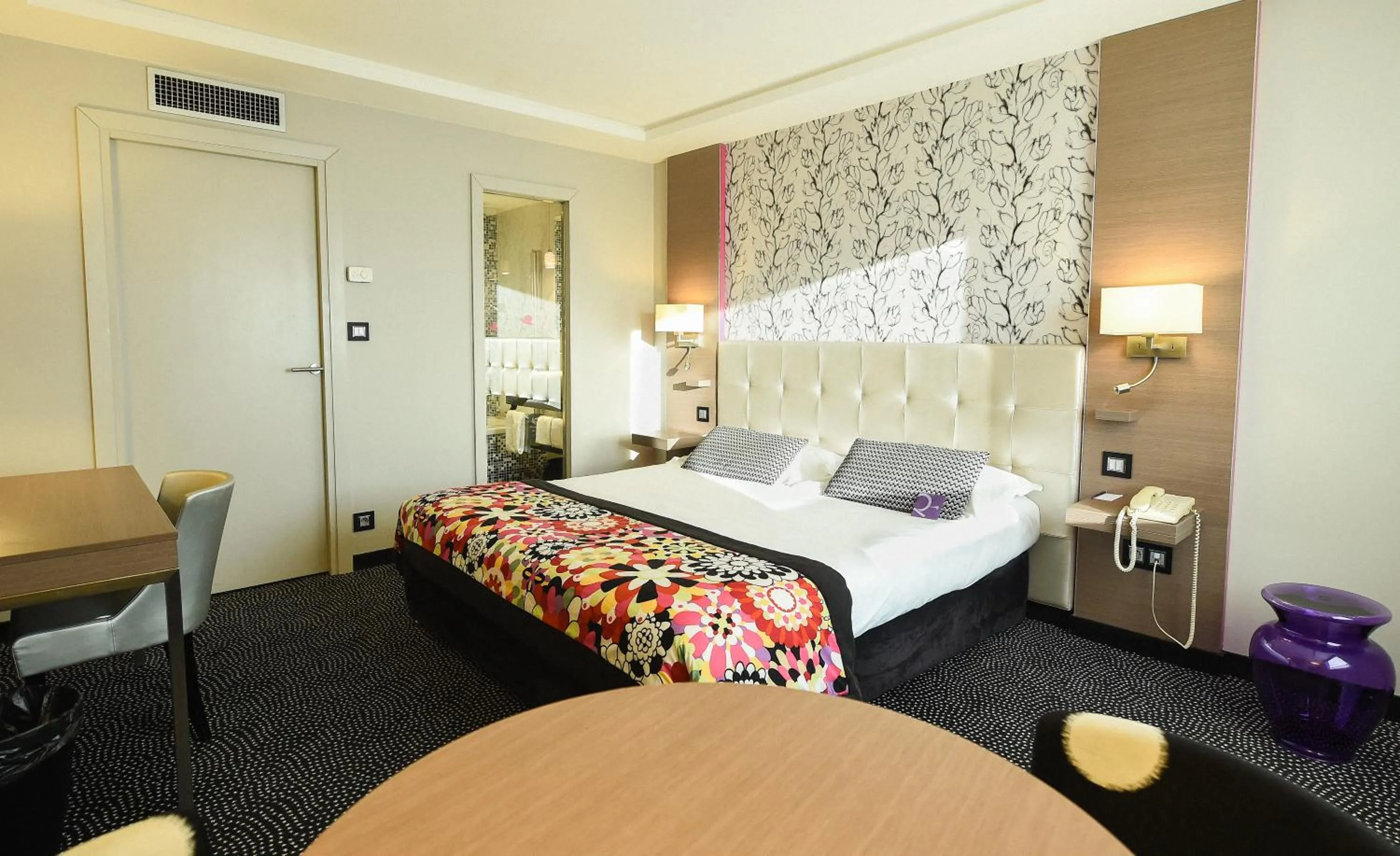 Bedroom, Bed in Mercure Dijon Centre Clemenceau