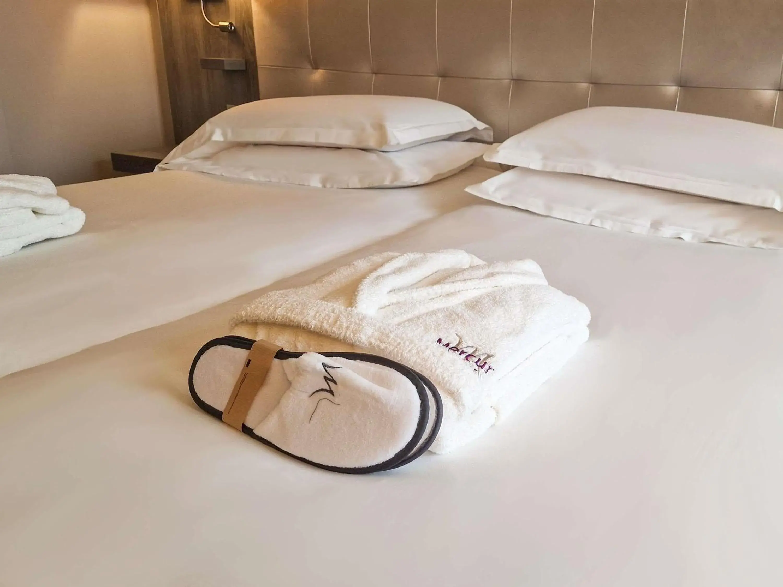 Bedroom, Bed in Mercure Dijon Centre Clemenceau Bedroom, Bed in Mercure Dijon Centre Clemenceau