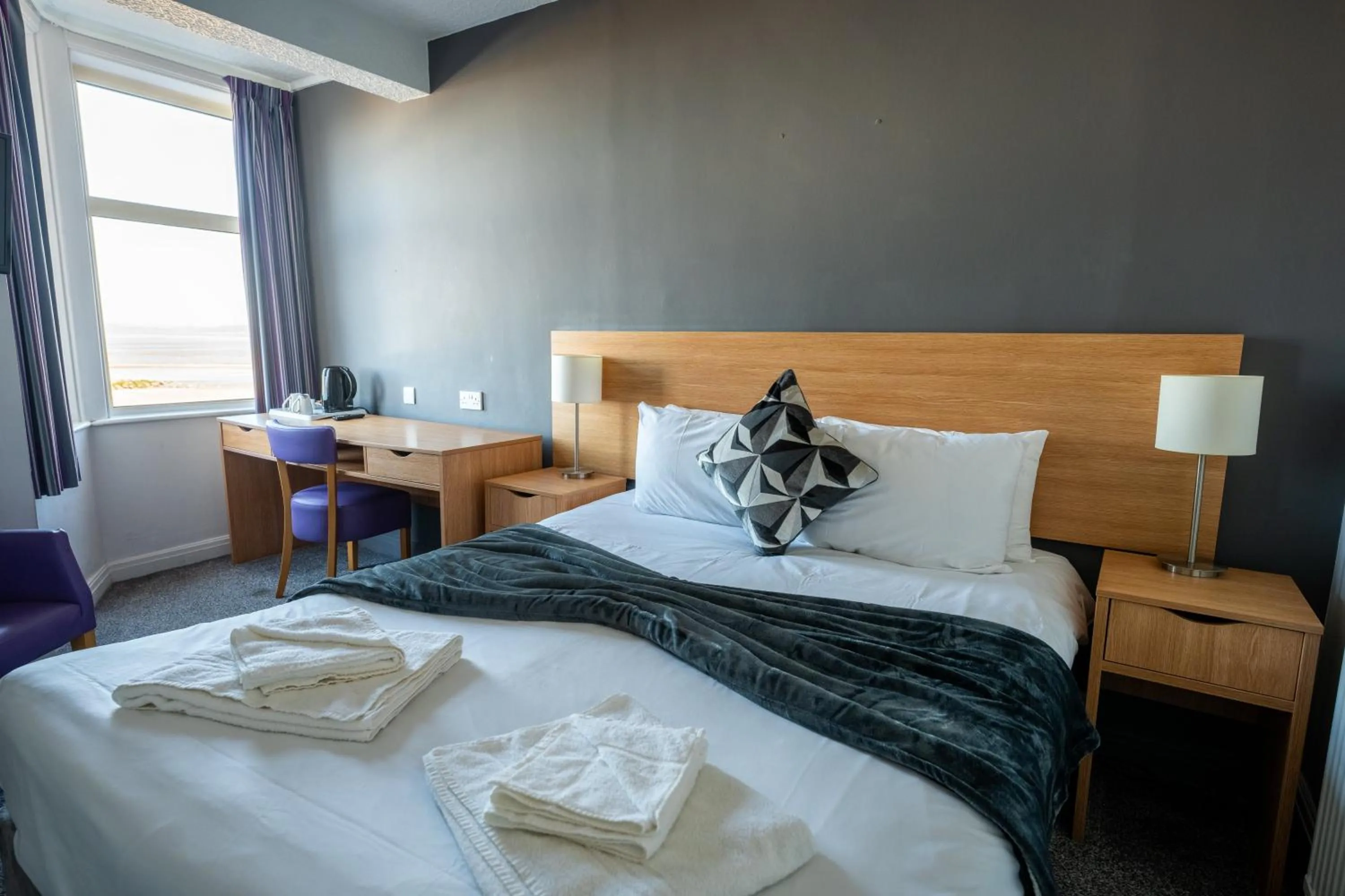 Bedroom, Bed in The Strathmore Hotel