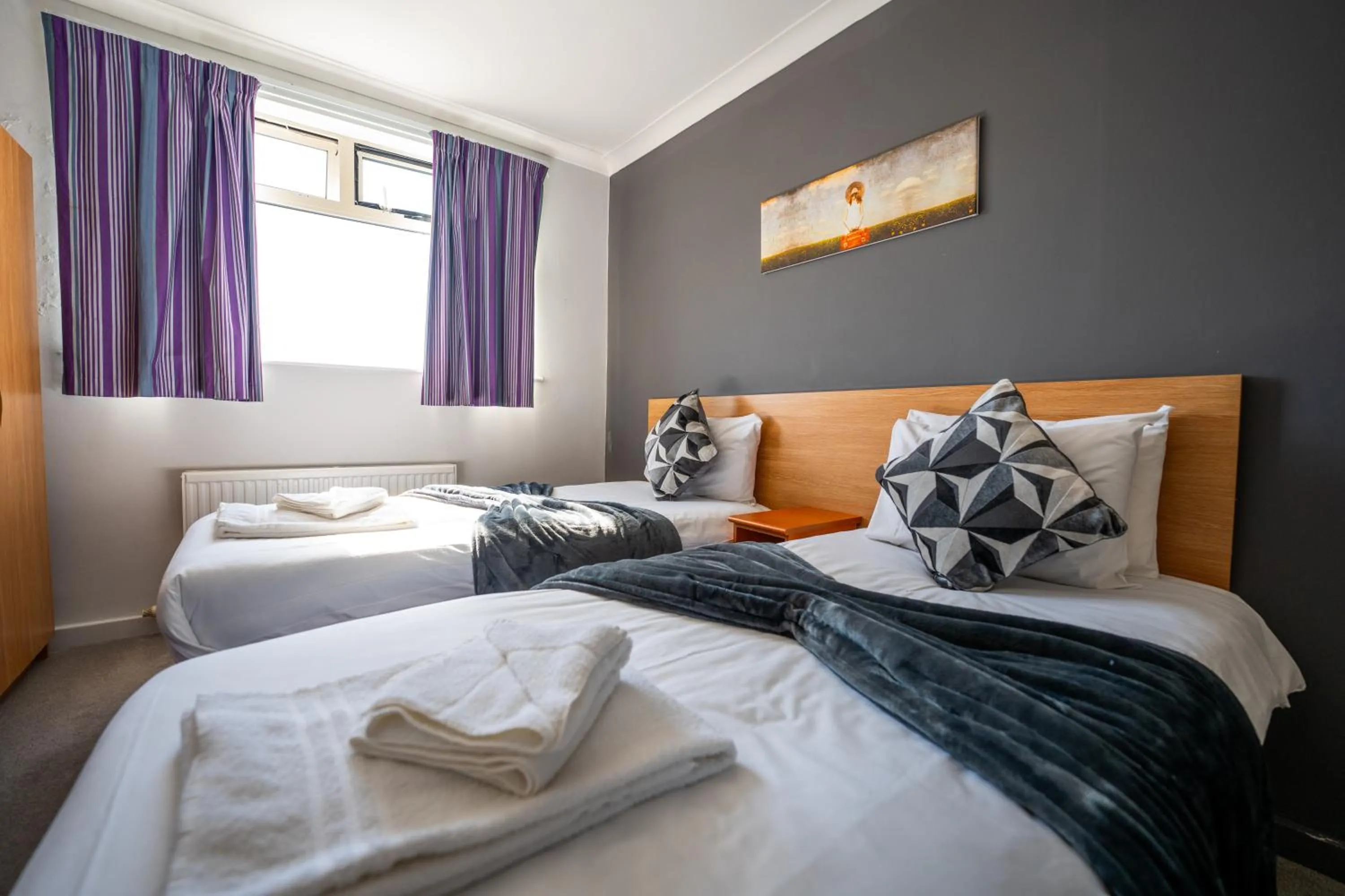 Photo of the whole room, Bed in The Strathmore Hotel