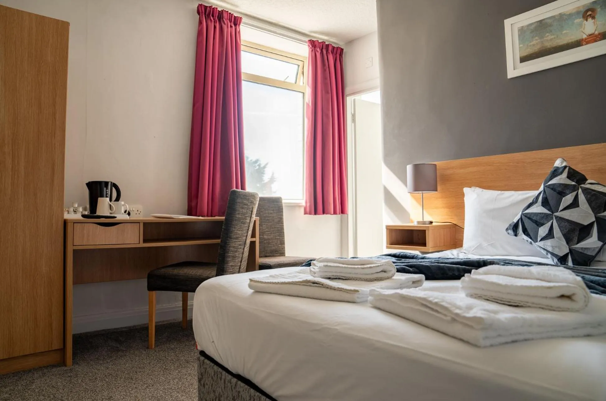 Bedroom, Bed in The Strathmore Hotel