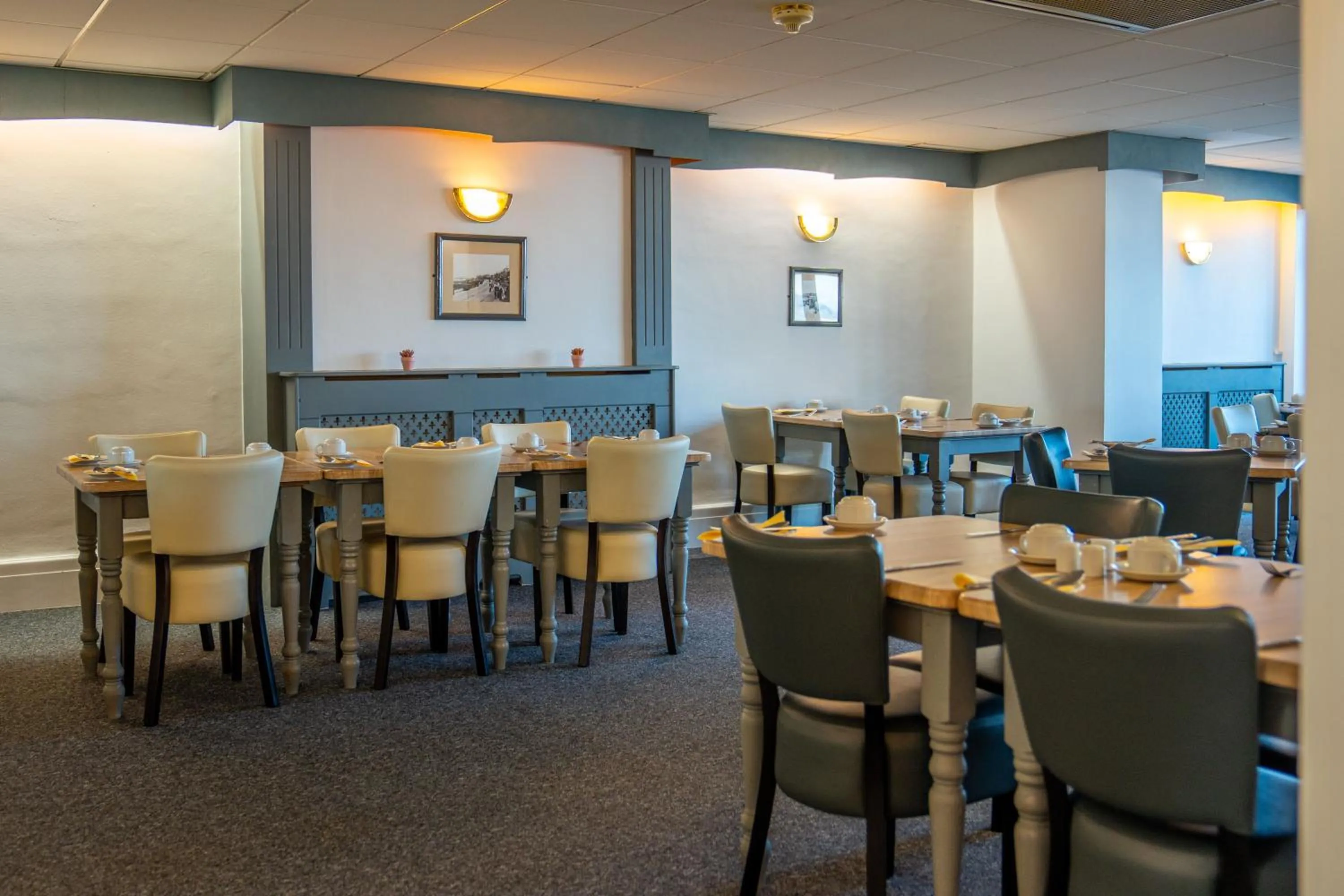 Restaurant/places to eat in The Strathmore Hotel