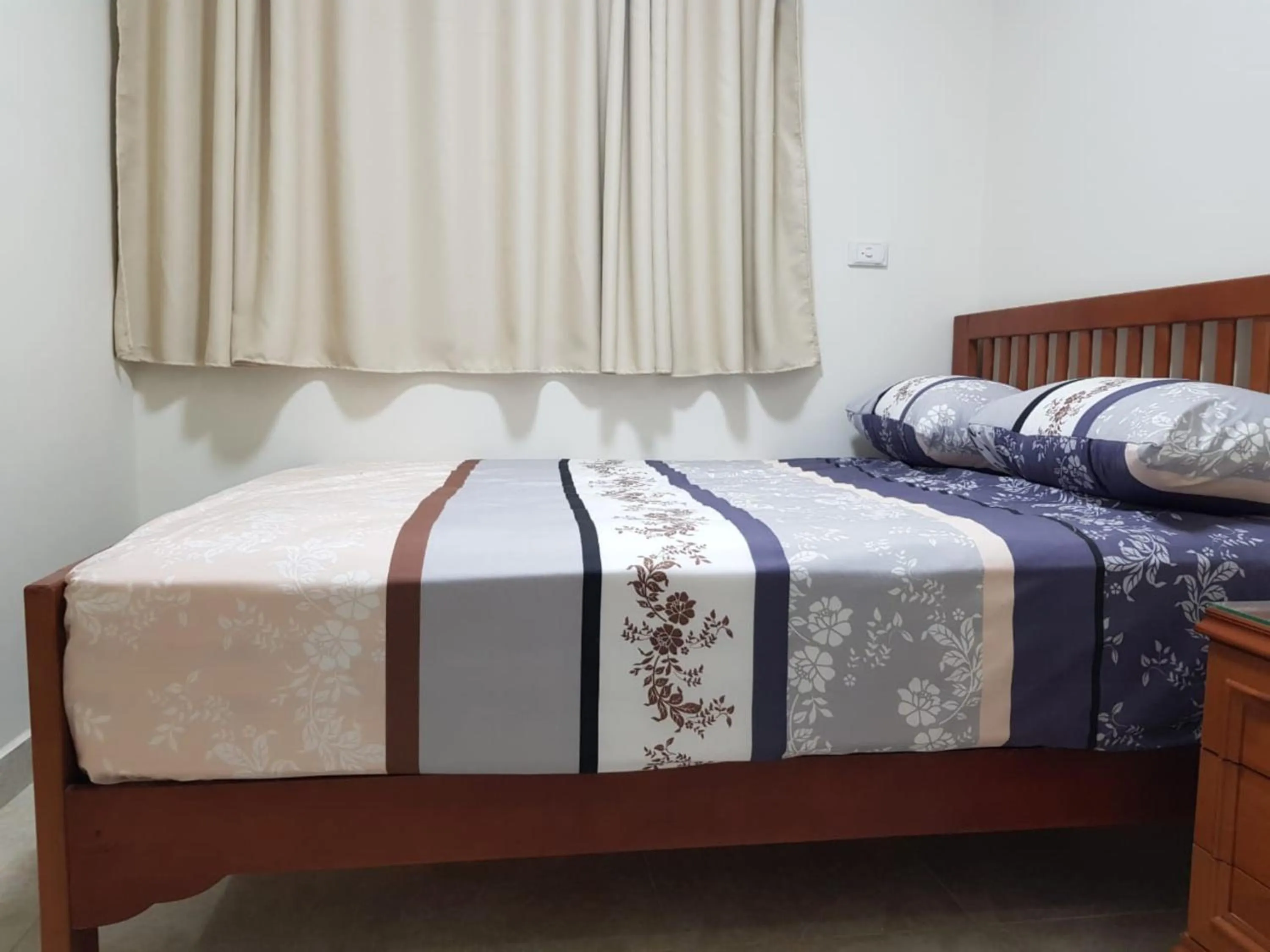 Bedroom, Bed in Al Raya Apartments