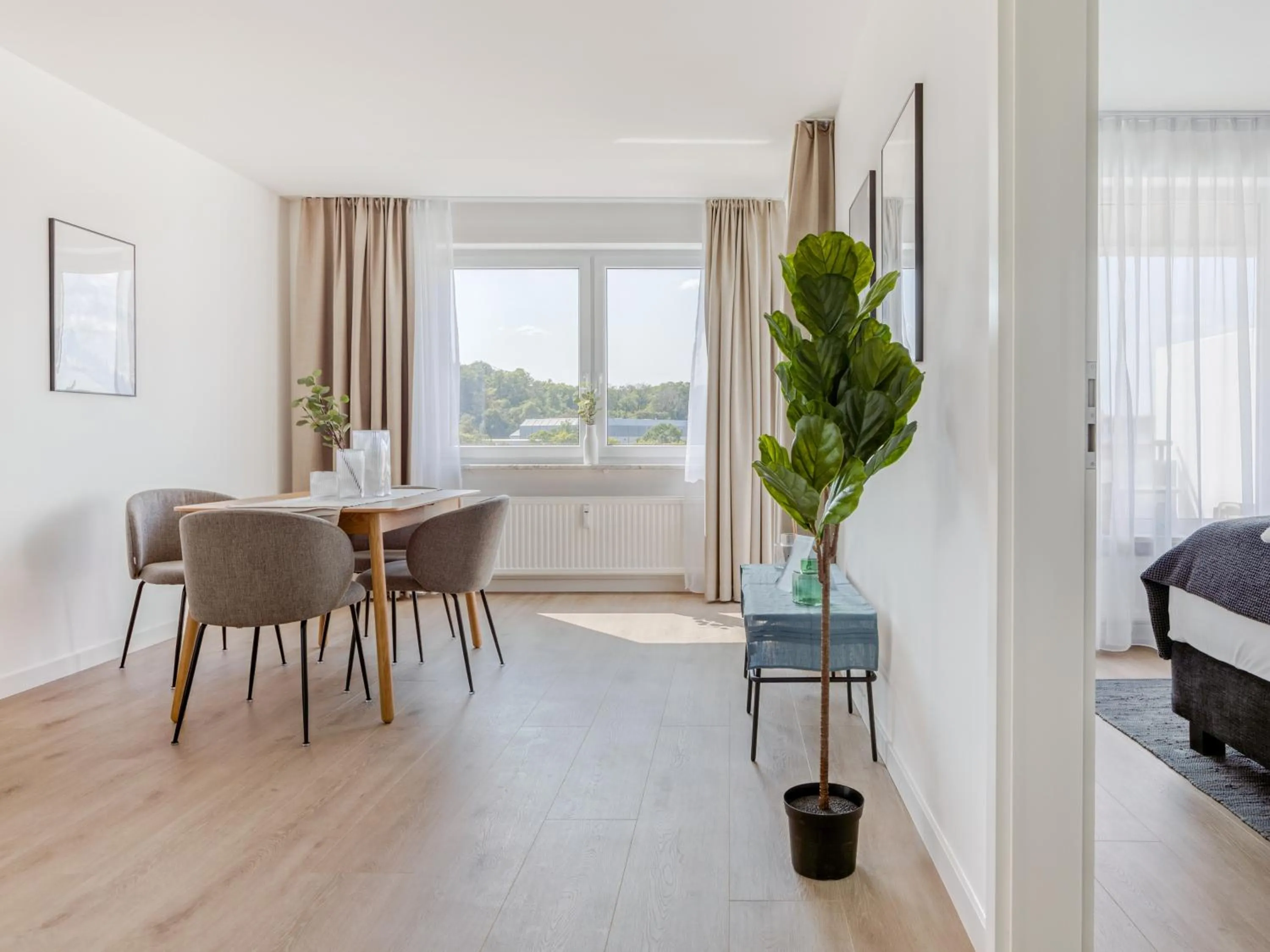 Dining area in Limehome Wolfsburg Porschestraße