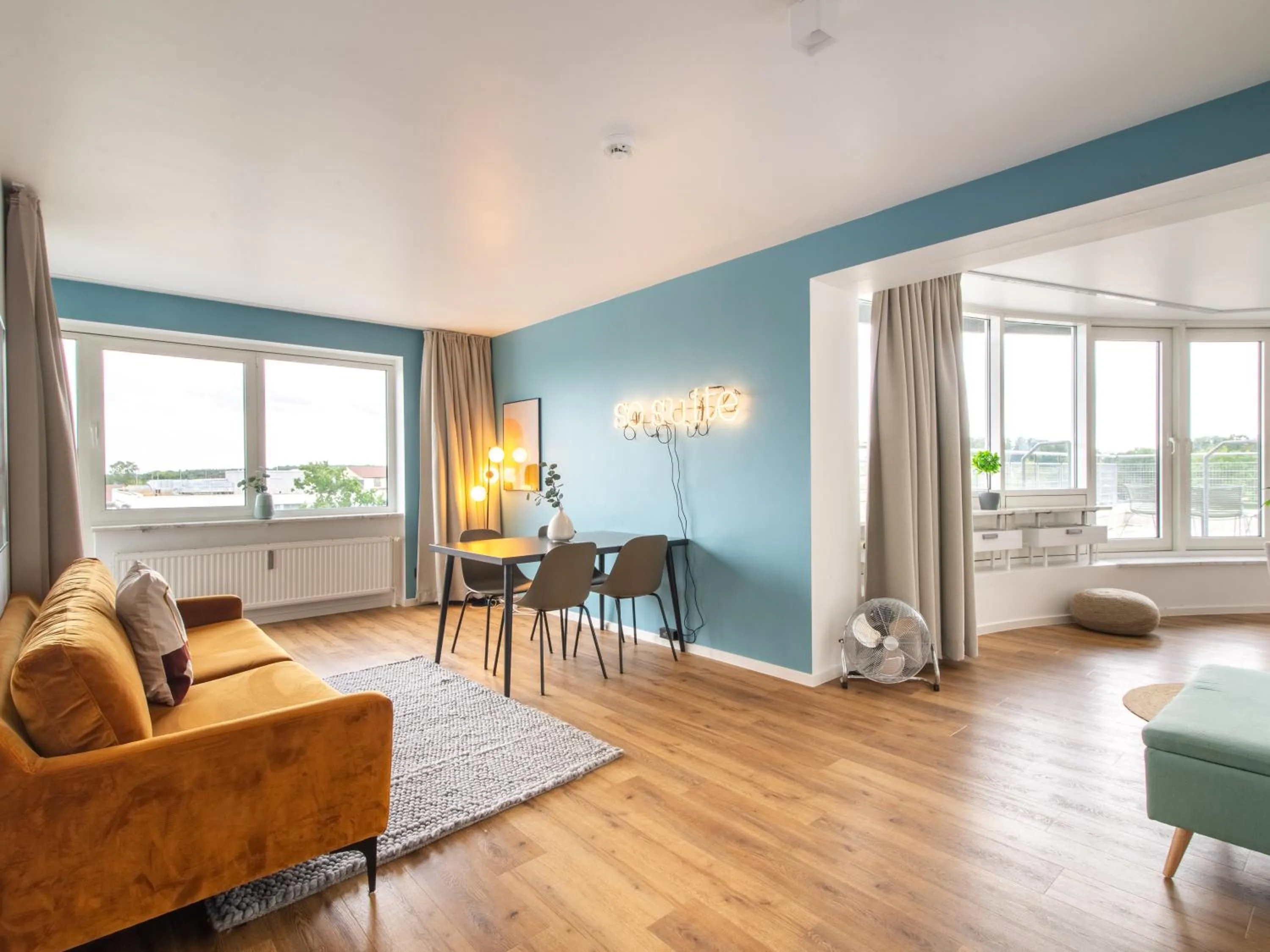 Living room, Bed in Limehome Wolfsburg Porschestraße