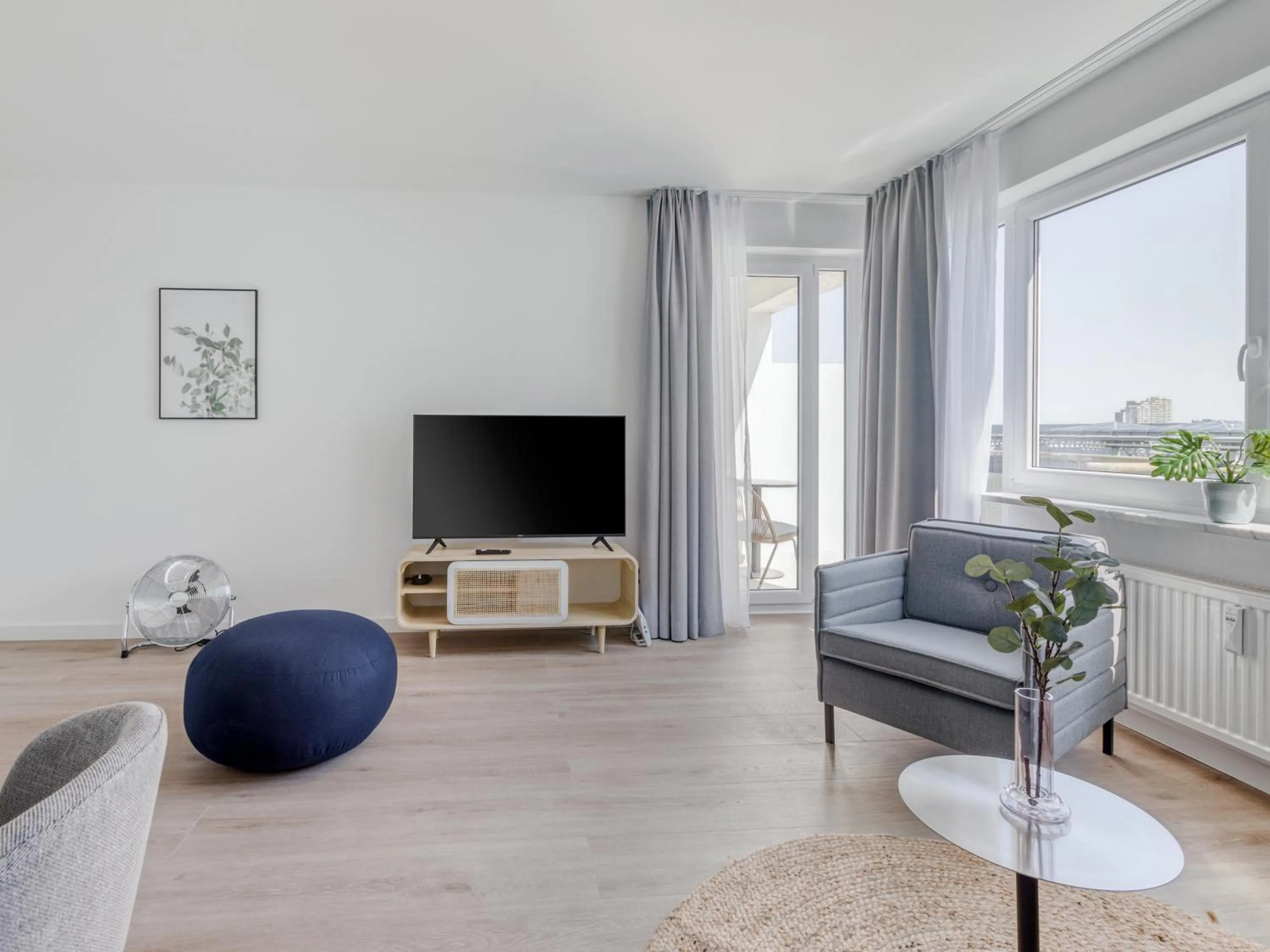 TV and multimedia in Limehome Wolfsburg Porschestraße