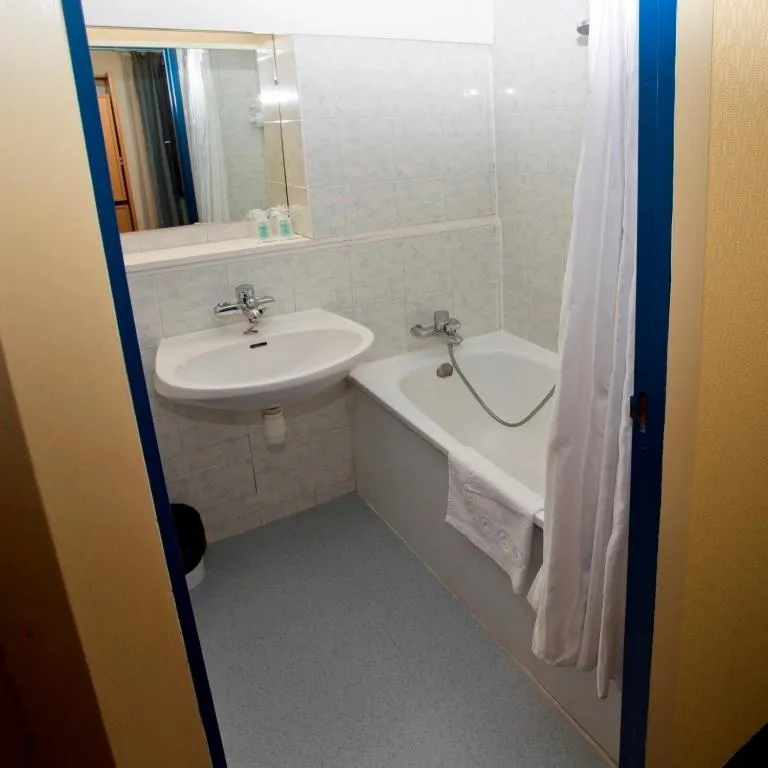 Bathroom in Hipotel Paris Marne La Vallée