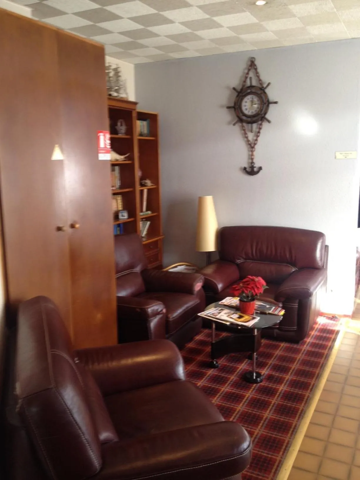 Communal lounge/ TV room in Hipotel Paris Marne La Vallée