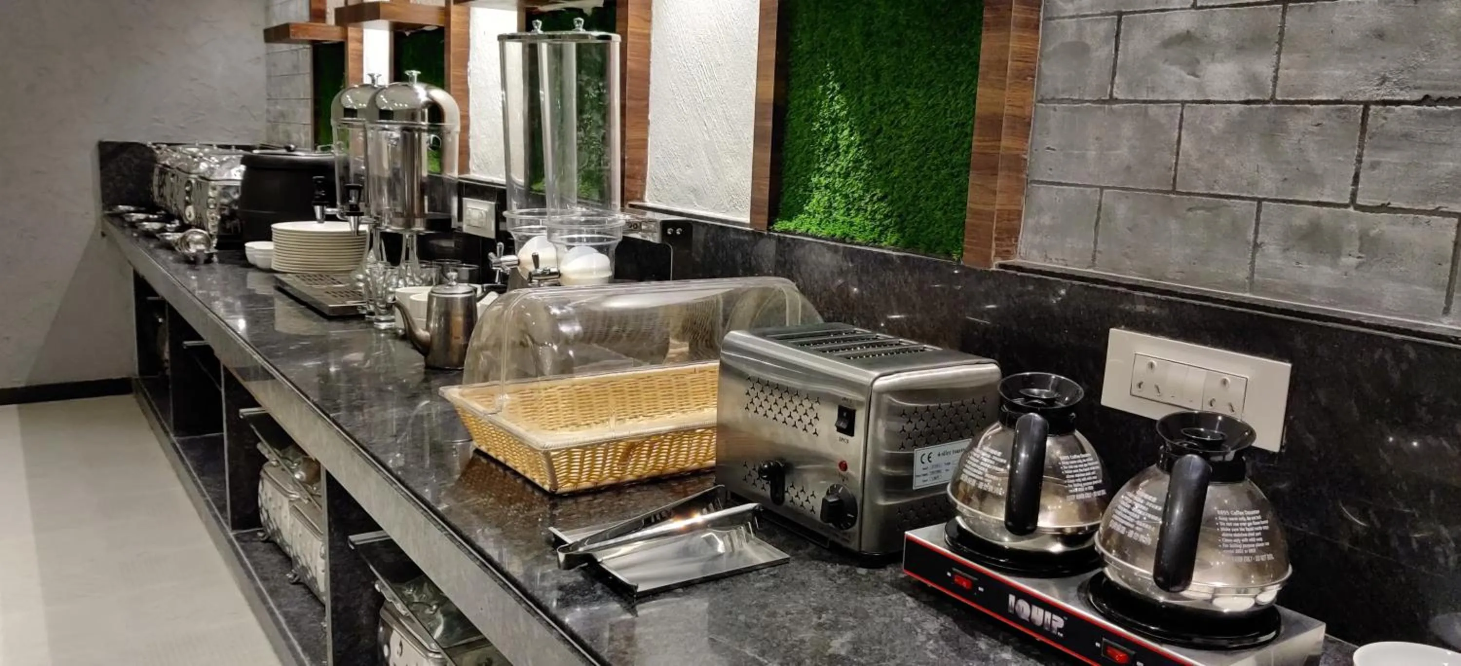 Restaurant/places to eat in Meritas Adore Resort