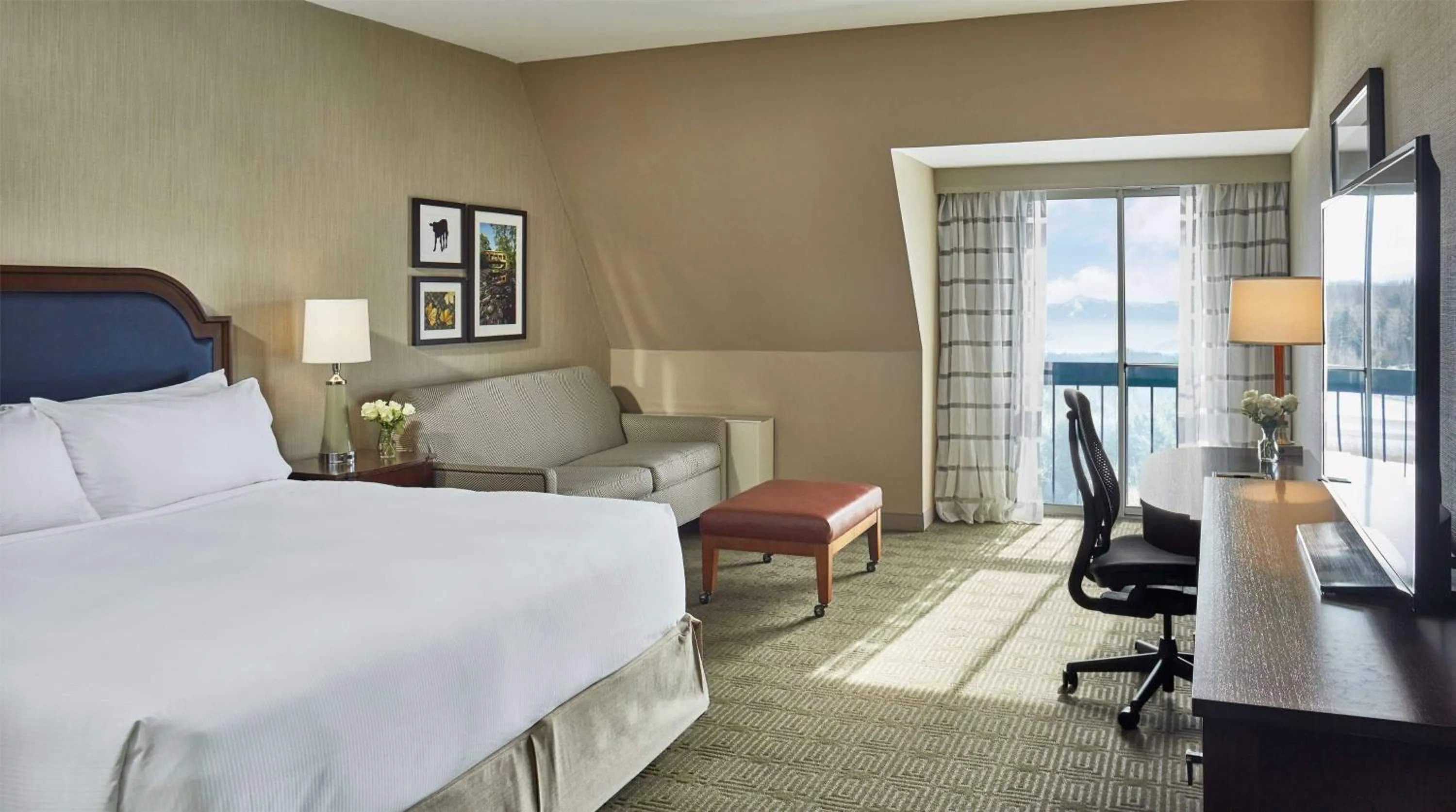 Bedroom, Bed in DoubleTree by Hilton Hotel Burlington Vermont