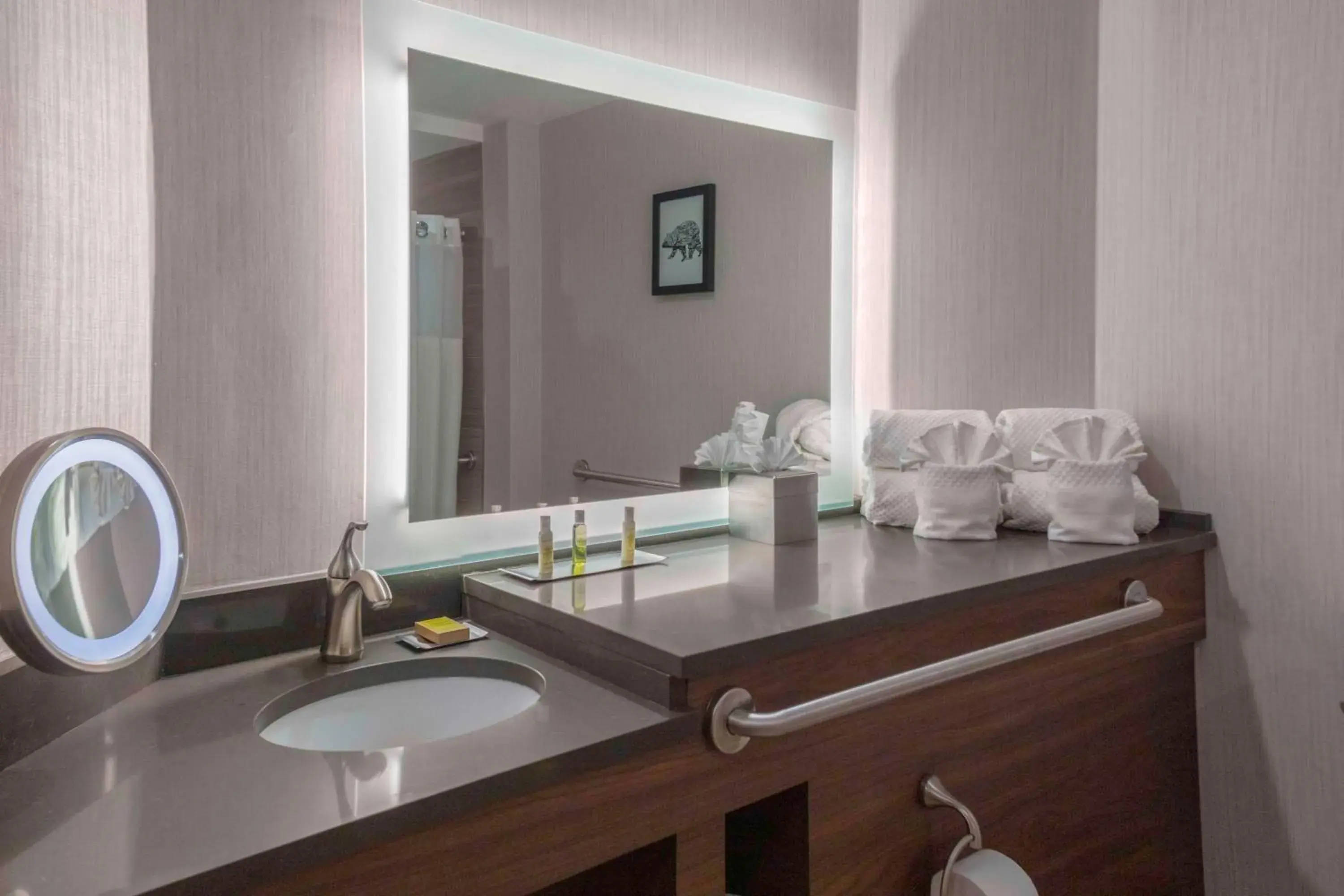 Deluxe Queen Room with Roll-in Shower - Mobility/Hearing Accessible in DoubleTree by Hilton Hotel Burlington Vermont Deluxe Queen Room with Roll-in Shower - Mobility/Hearing Accessible in DoubleTree by Hilton Hotel Burlington Vermont