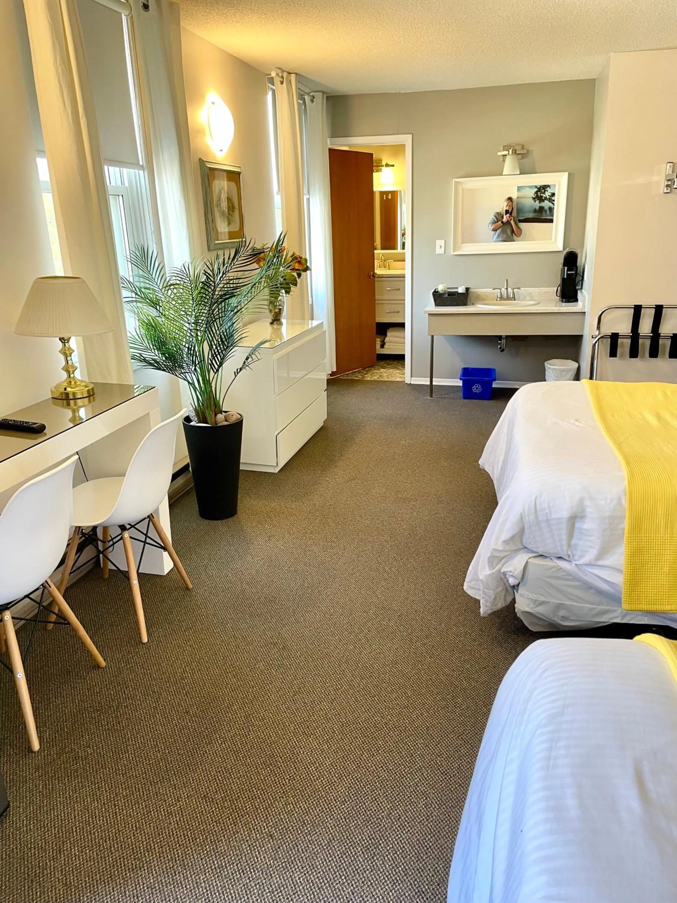 Seating area, Bed in Paradise Inn On the Beach