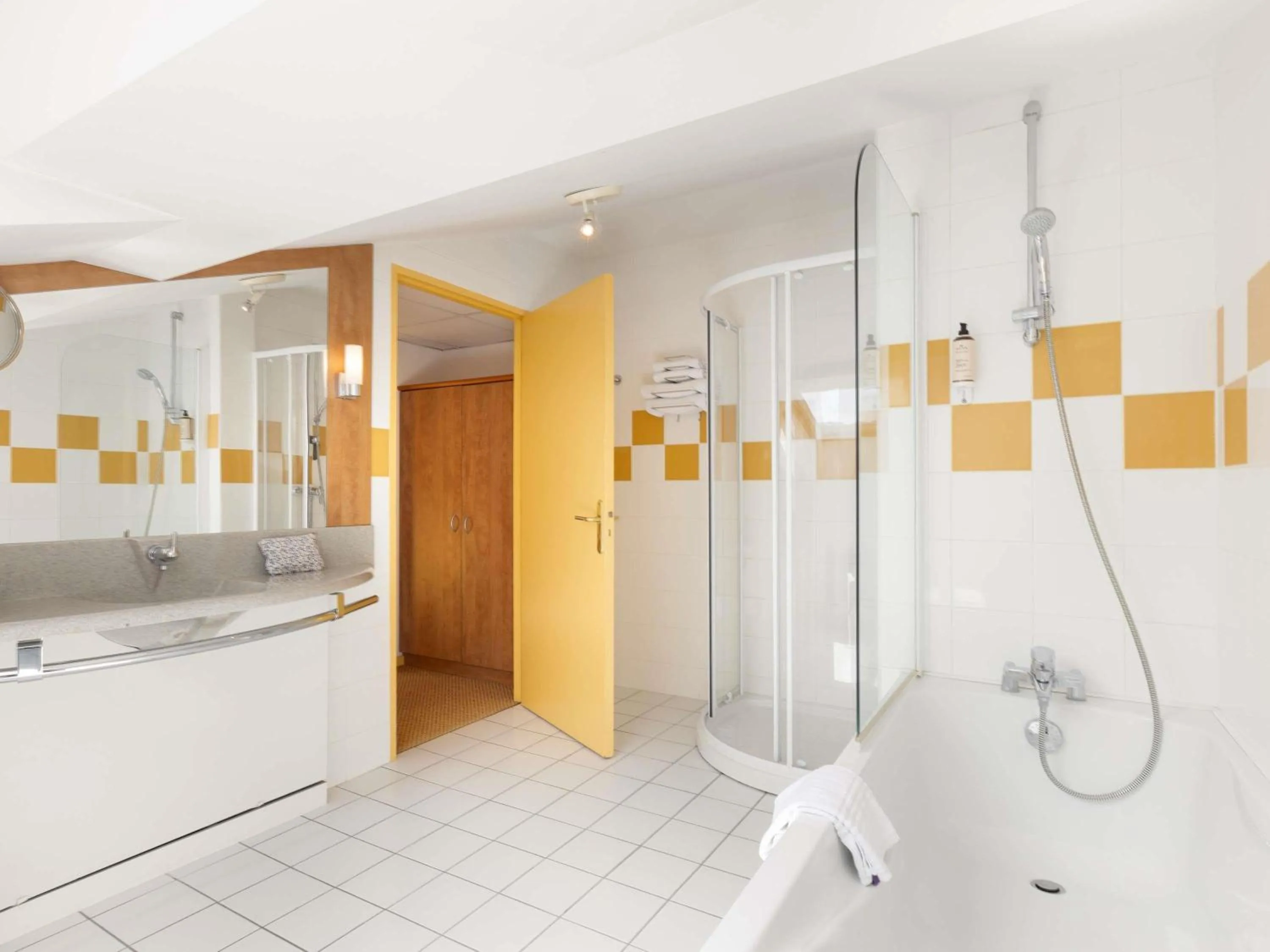 Bedroom in Mercure Epinal Centre