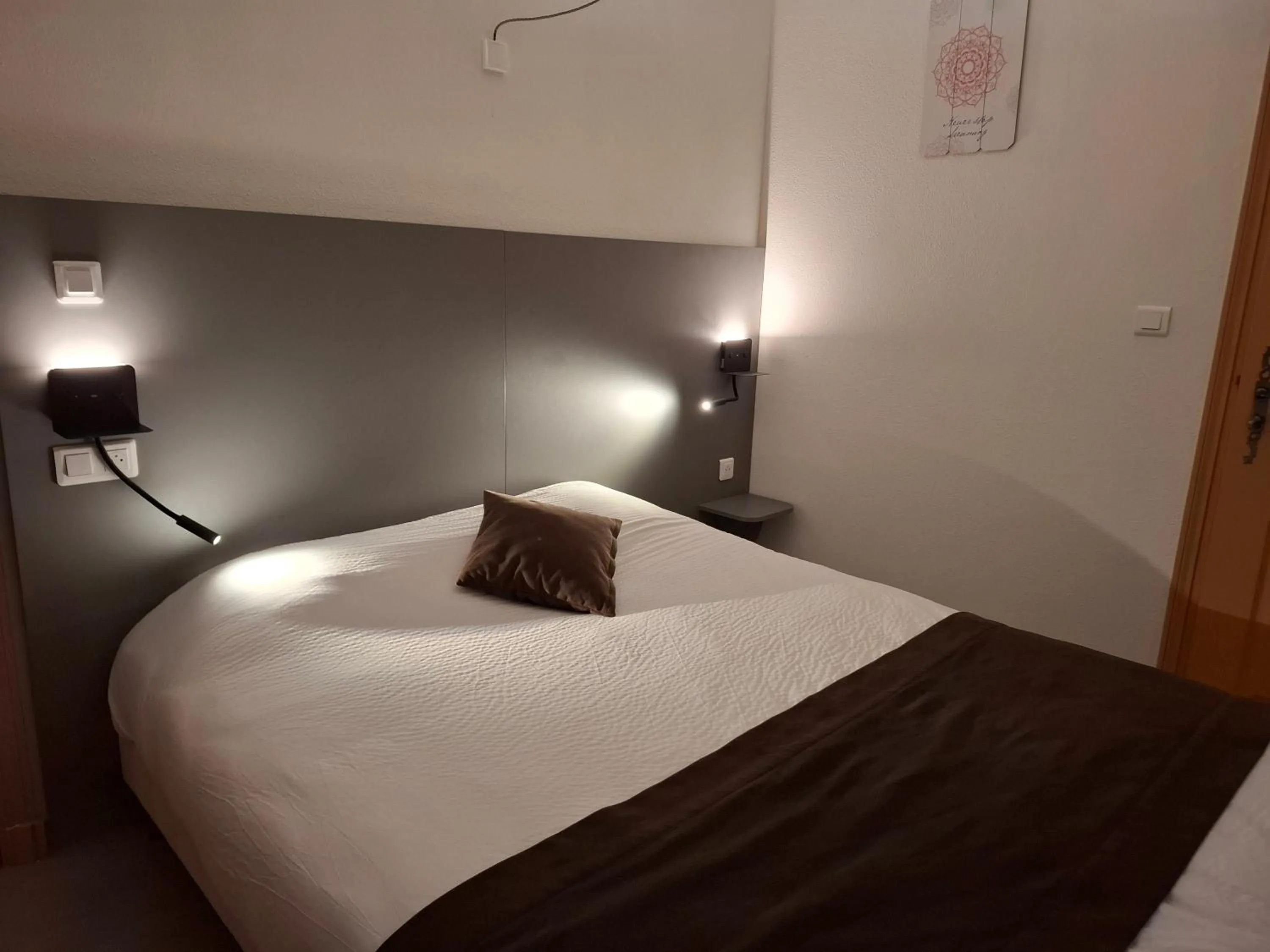 Property building, Bed in Logis Hotel Restaurant Auberge Les Rives de l'Arzon