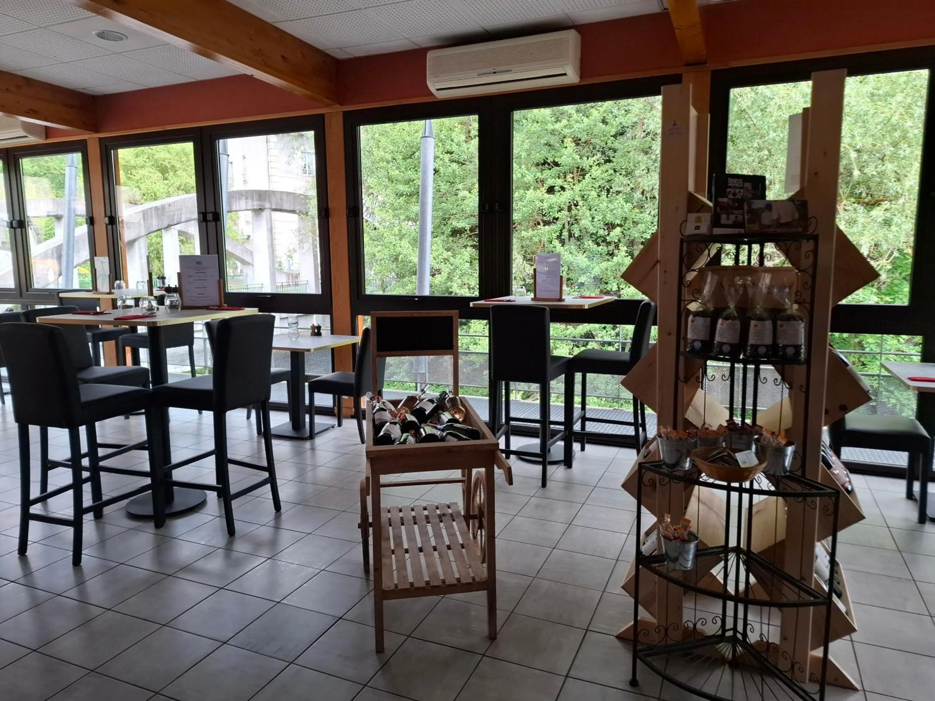 Restaurant/places to eat in Logis Hotel Restaurant Auberge Les Rives de l'Arzon