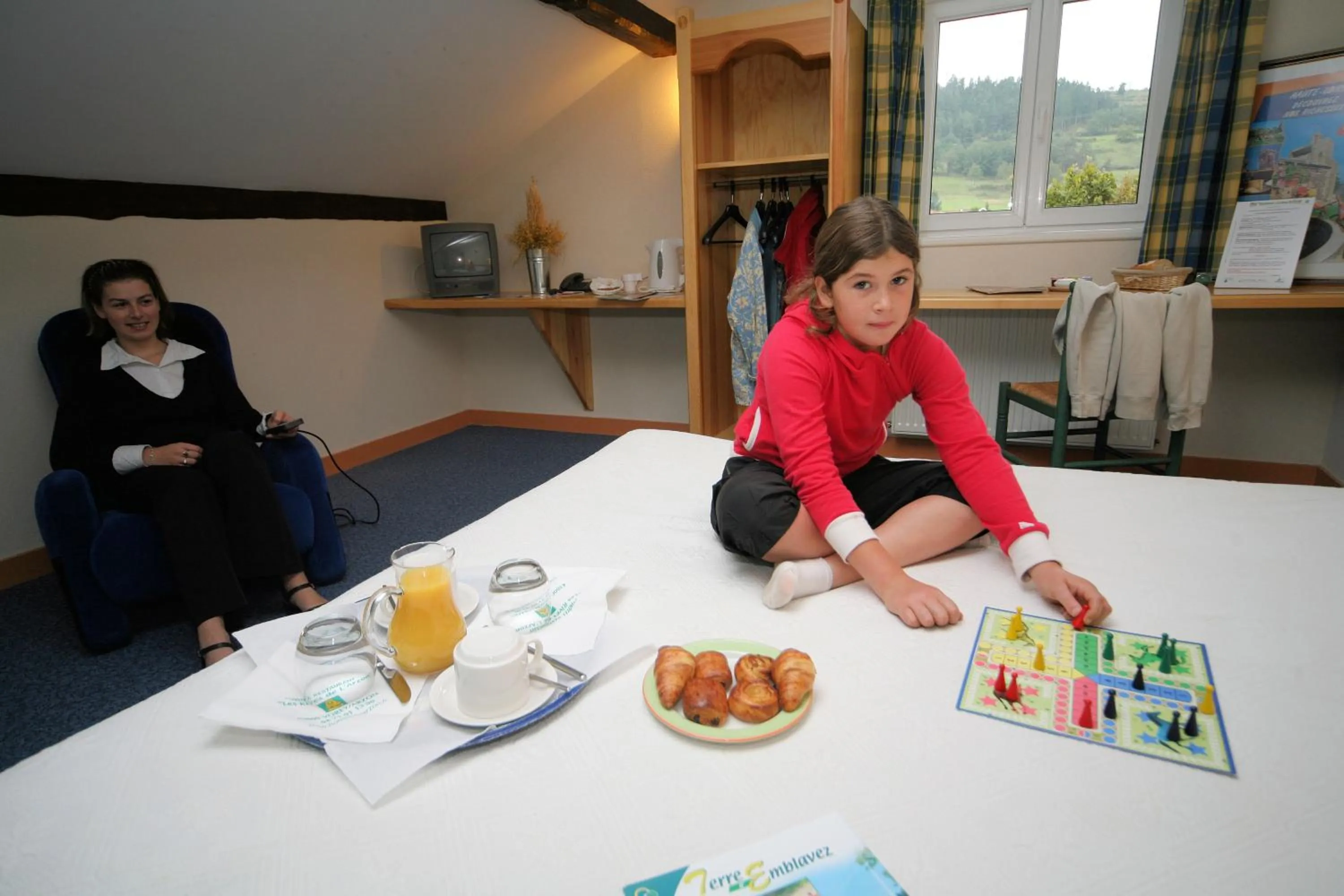 Family in Logis Hotel Restaurant Auberge Les Rives de l'Arzon