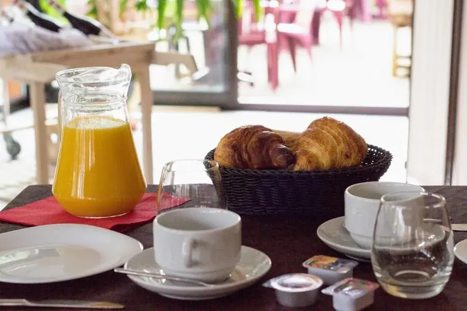 Large Double or Twin Room in Logis Hotel Restaurant Auberge Les Rives de l'Arzon Large Double or Twin Room in Logis Hotel Restaurant Auberge Les Rives de l'Arzon