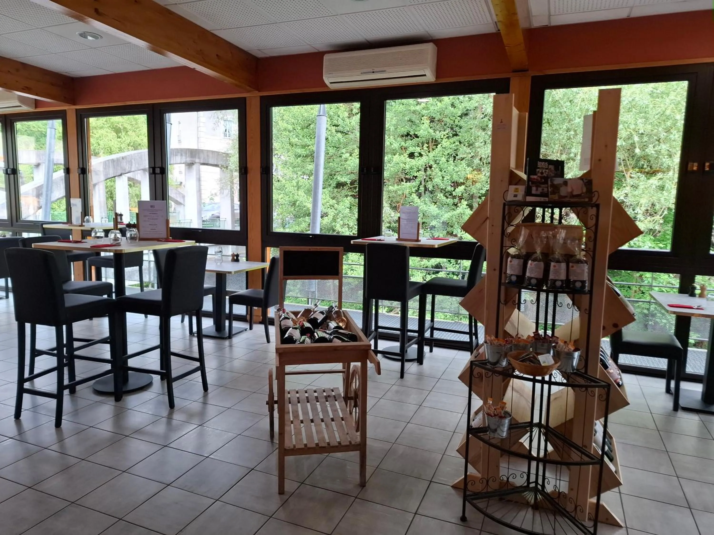 Restaurant/places to eat in Logis Hotel Restaurant Auberge Les Rives de l'Arzon