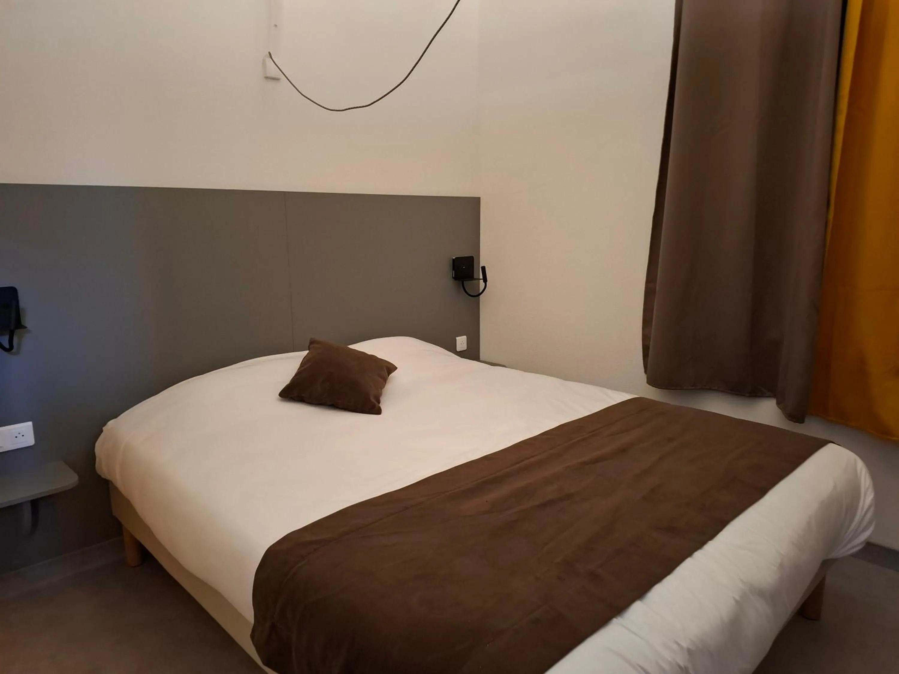Property building, Bed in Logis Hotel Restaurant Auberge Les Rives de l'Arzon