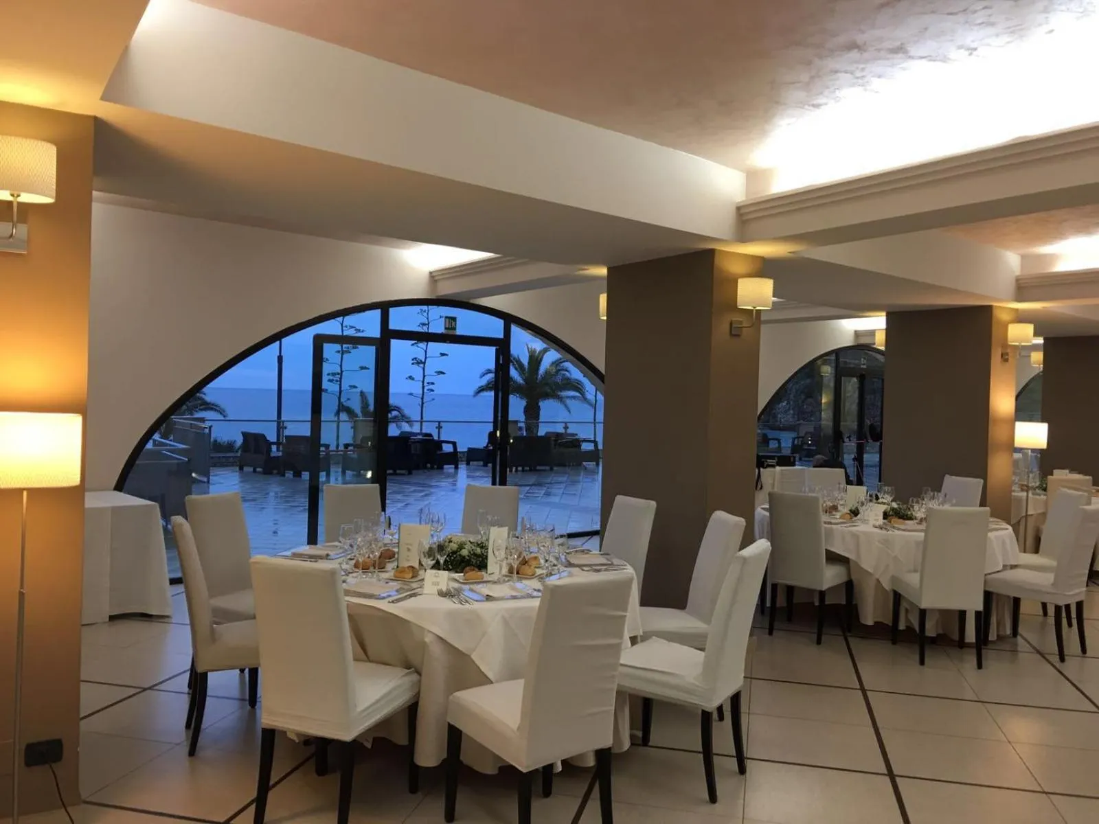 Restaurant/places to eat in Elihotel