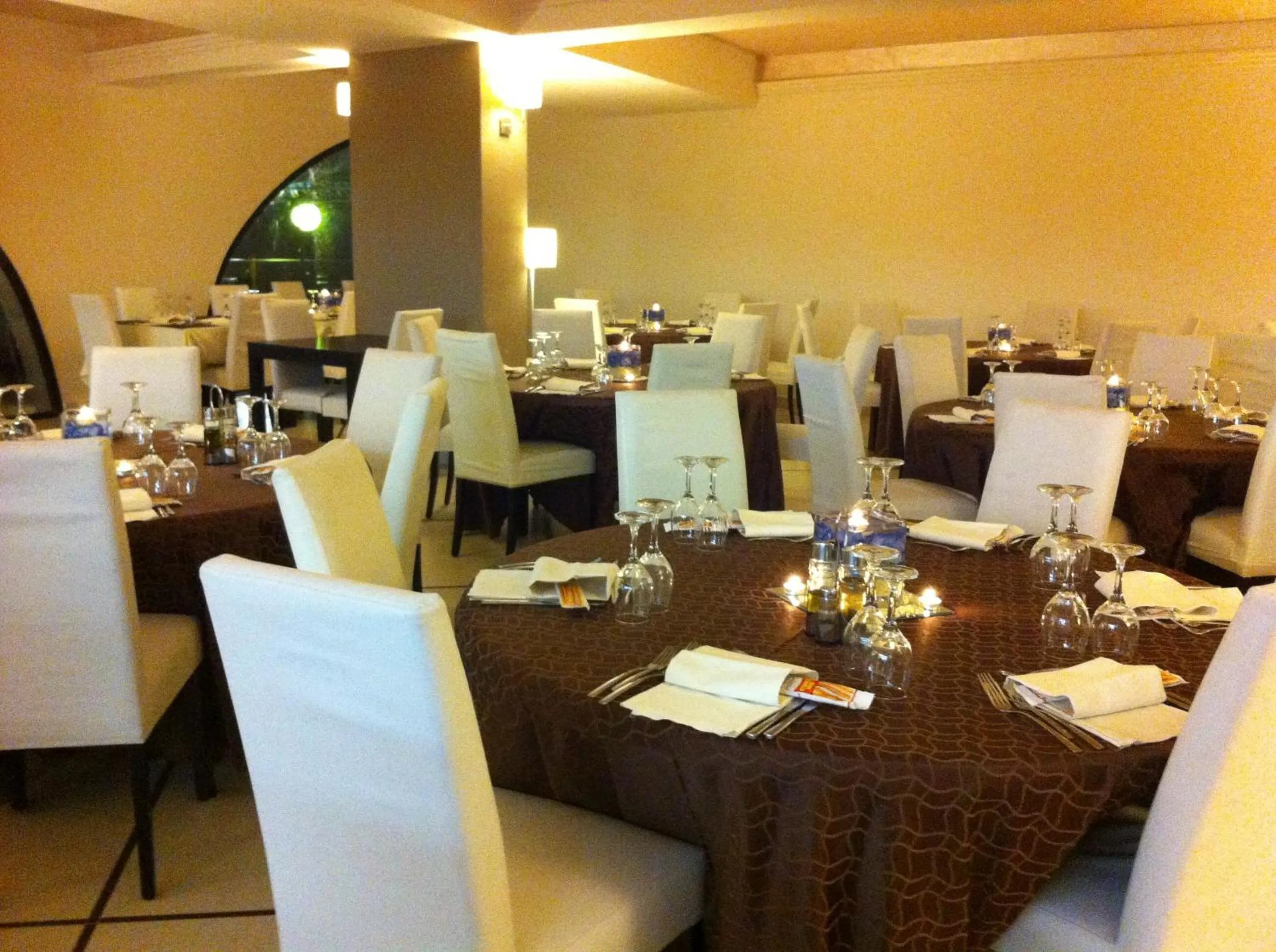 Restaurant/places to eat in Elihotel