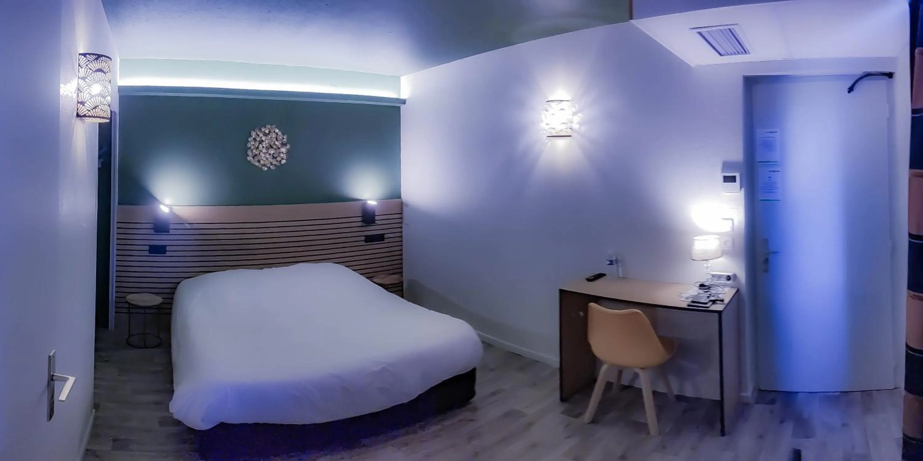 Photo of the whole room, Bed in Logis Les Charmilles Chalon-sur-Saône Sud