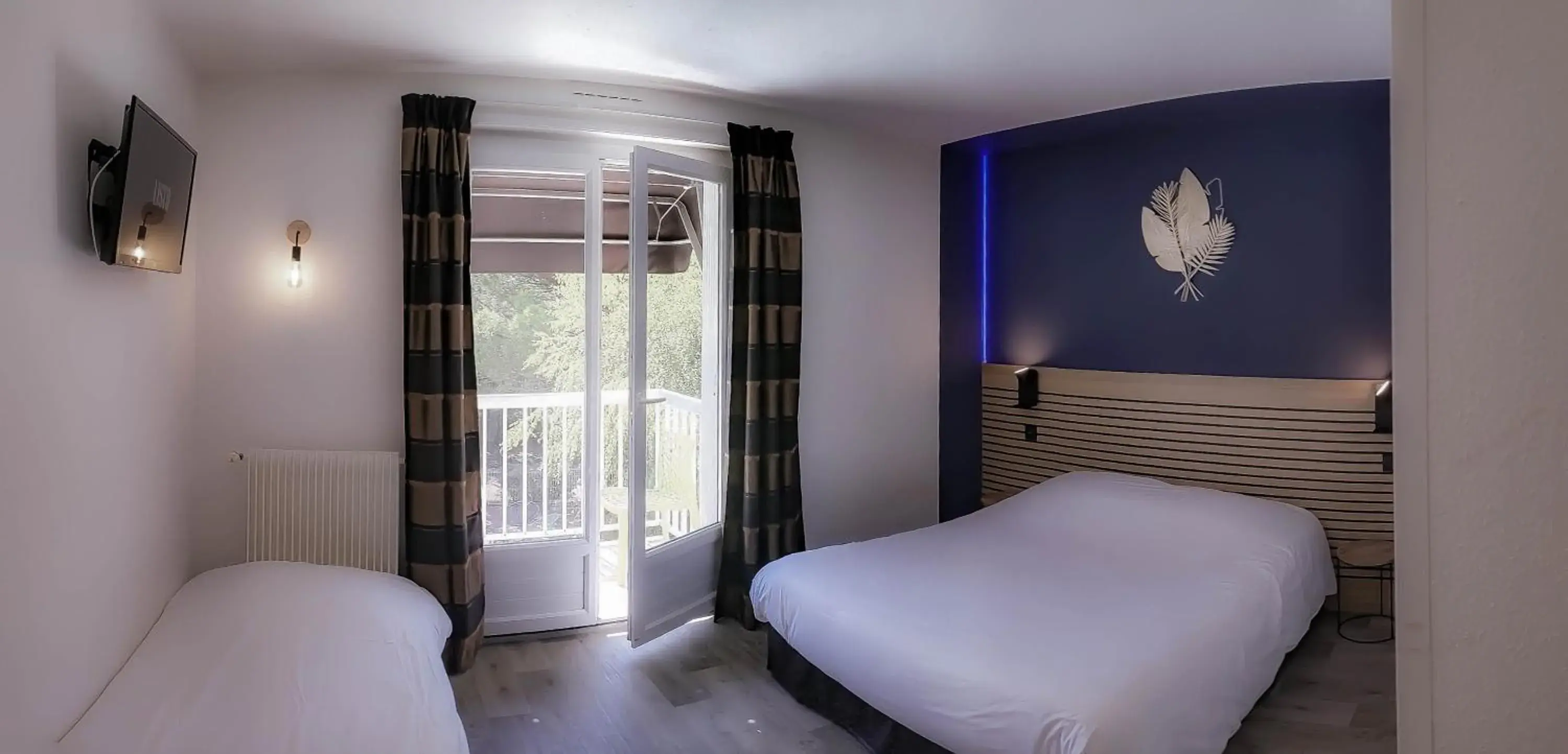 Photo of the whole room, Bed in Logis Les Charmilles Chalon-sur-Saône Sud Photo of the whole room, Bed in Logis Les Charmilles Chalon-sur-Saône Sud