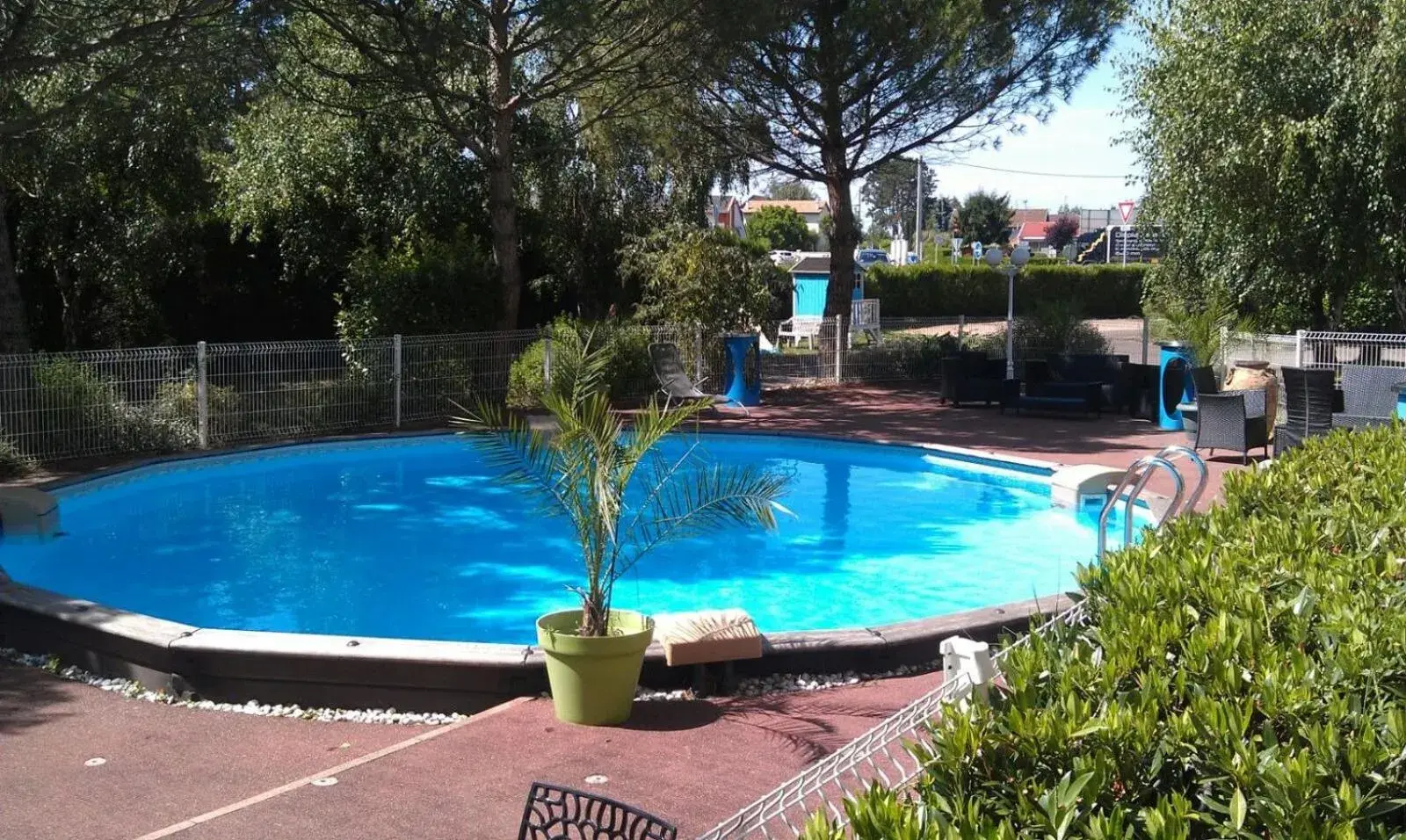 Swimming pool in Logis Les Charmilles Chalon-sur-Saône Sud Swimming pool in Logis Les Charmilles Chalon-sur-Saône Sud