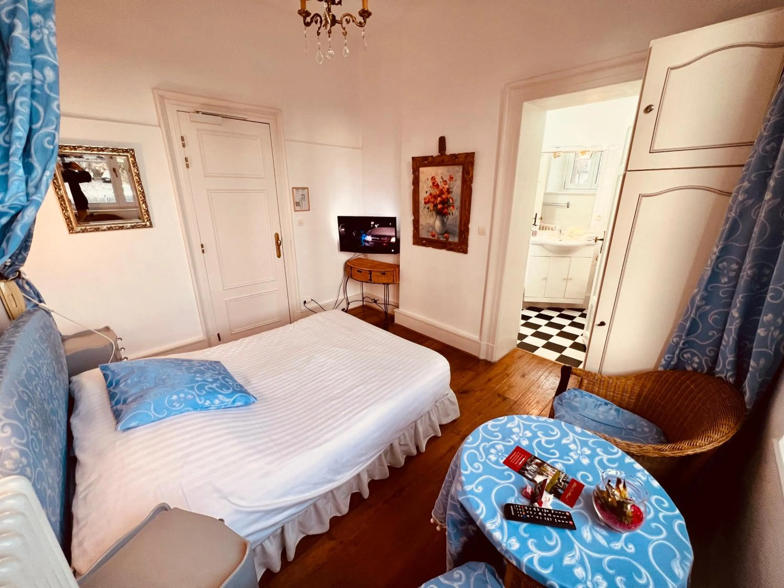 Bed in Hôtel Le Manoir