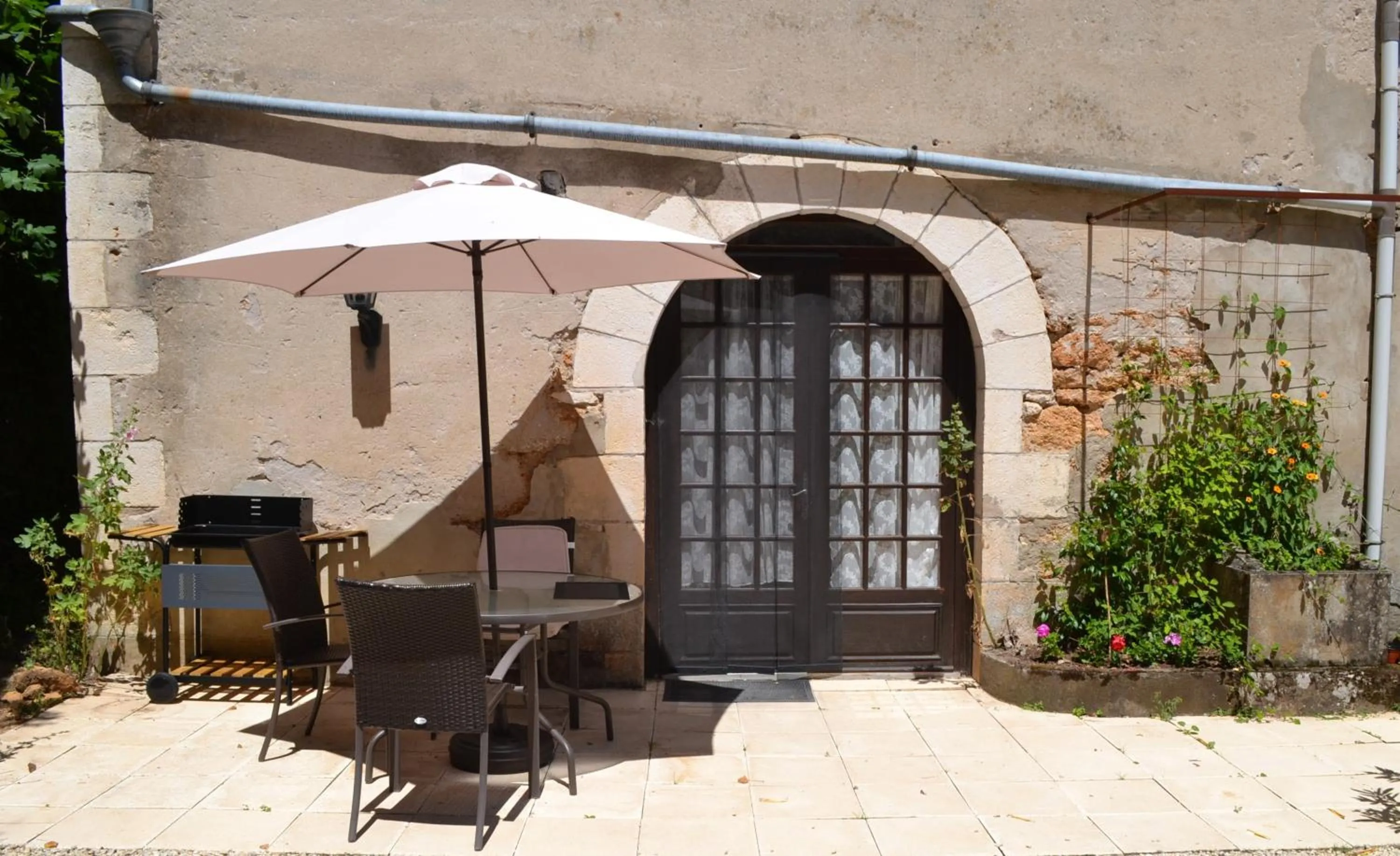 Facade/entrance in Le Manoir