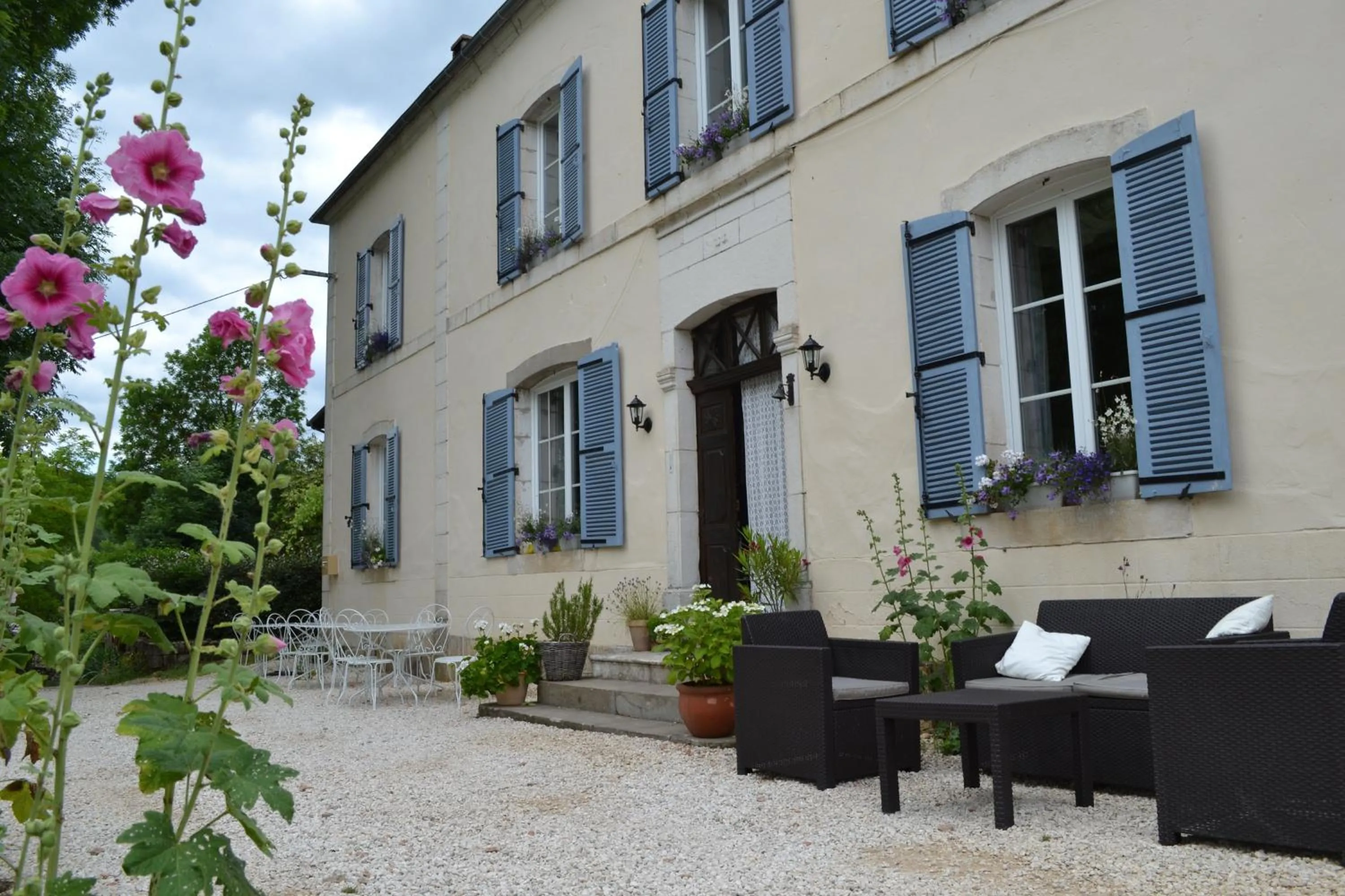 Facade/entrance in Le Manoir