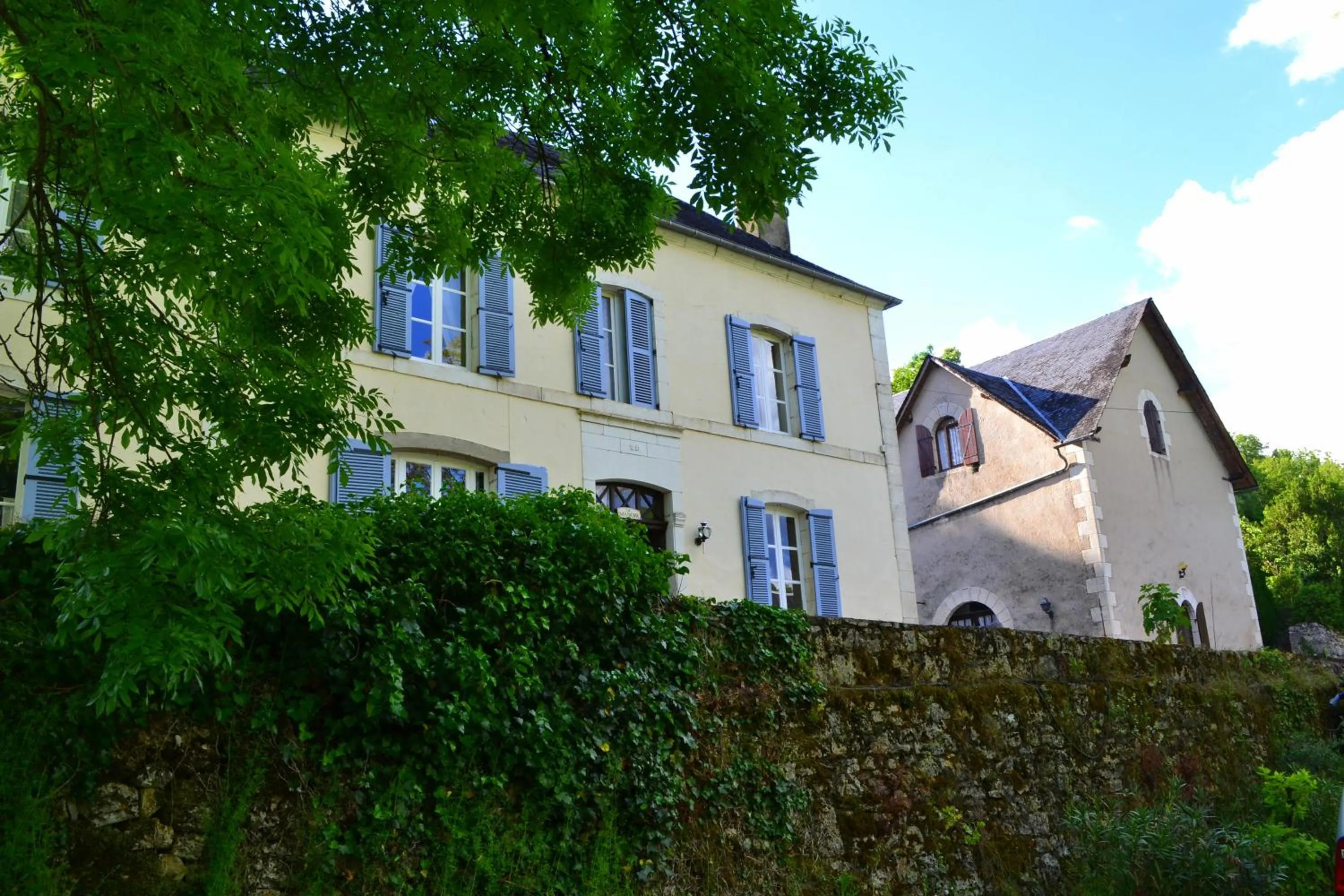 Facade/entrance in Le Manoir